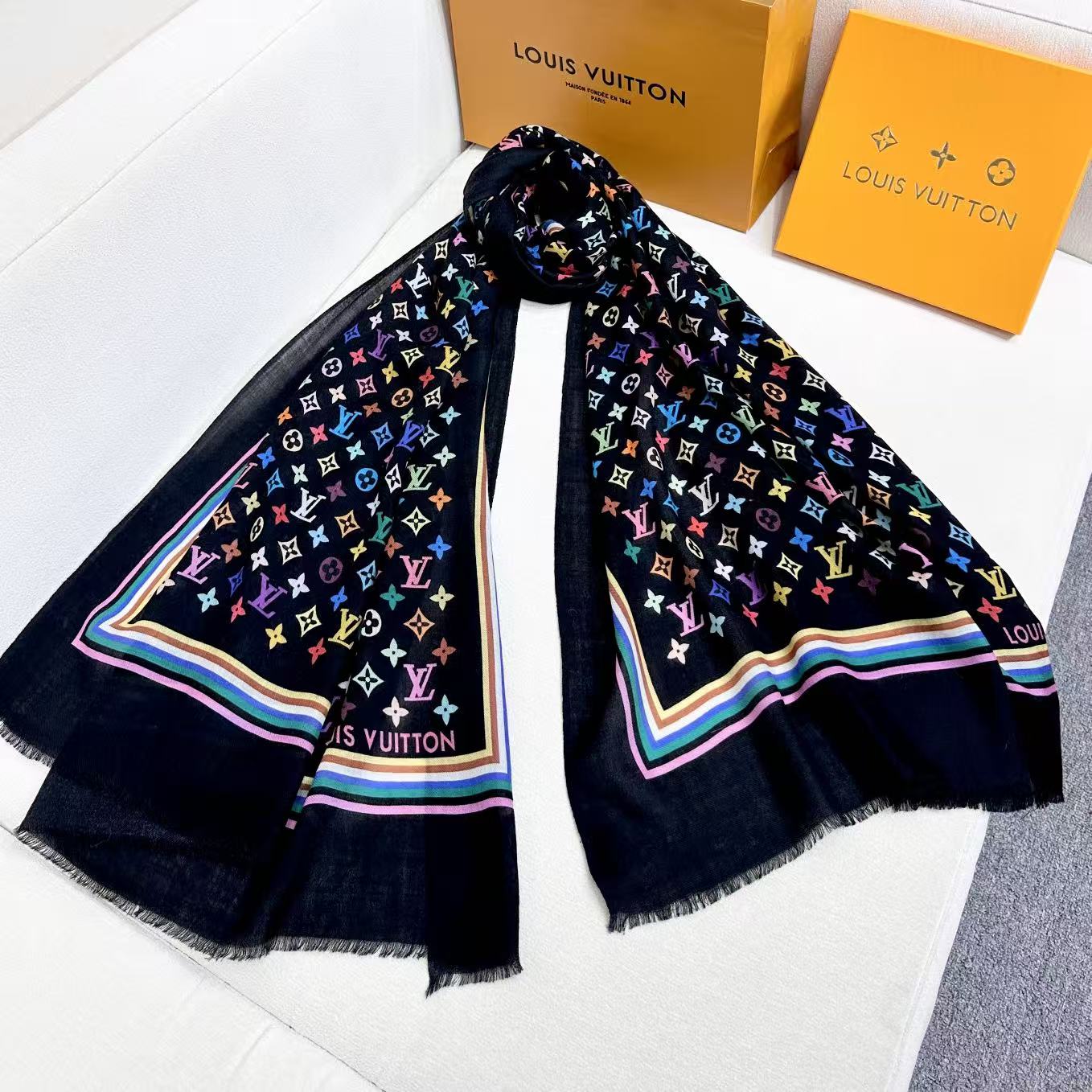 Lv 家 2025最新款[得意]真心赞，高品质羊绒，我家工厂的密度可以对比！实物真心美 🎀披肩配以印花💓