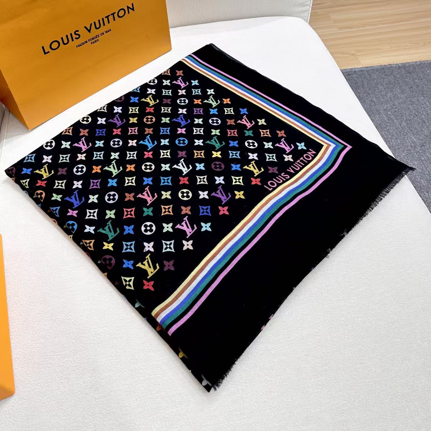 Lv 家 2025最新款[得意]真心赞，高品质羊绒，我家工厂的密度可以对比！实物真心美 🎀披肩配以印花💓