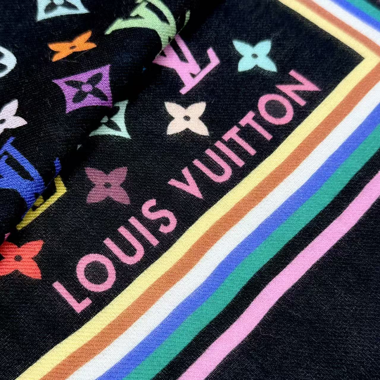 Lv 家 2025最新款[得意]真心赞，高品质羊绒，我家工厂的密度可以对比！实物真心美 🎀披肩配以印花💓