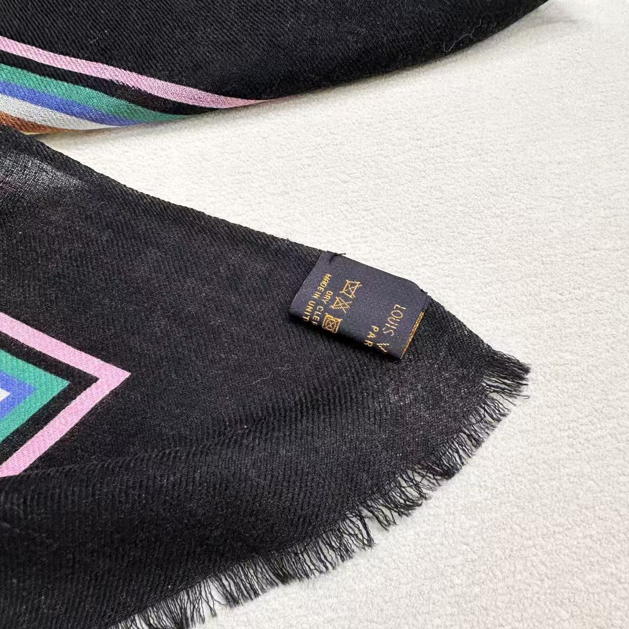 Lv 家 2025最新款[得意]真心赞，高品质羊绒，我家工厂的密度可以对比！实物真心美 🎀披肩配以印花💓