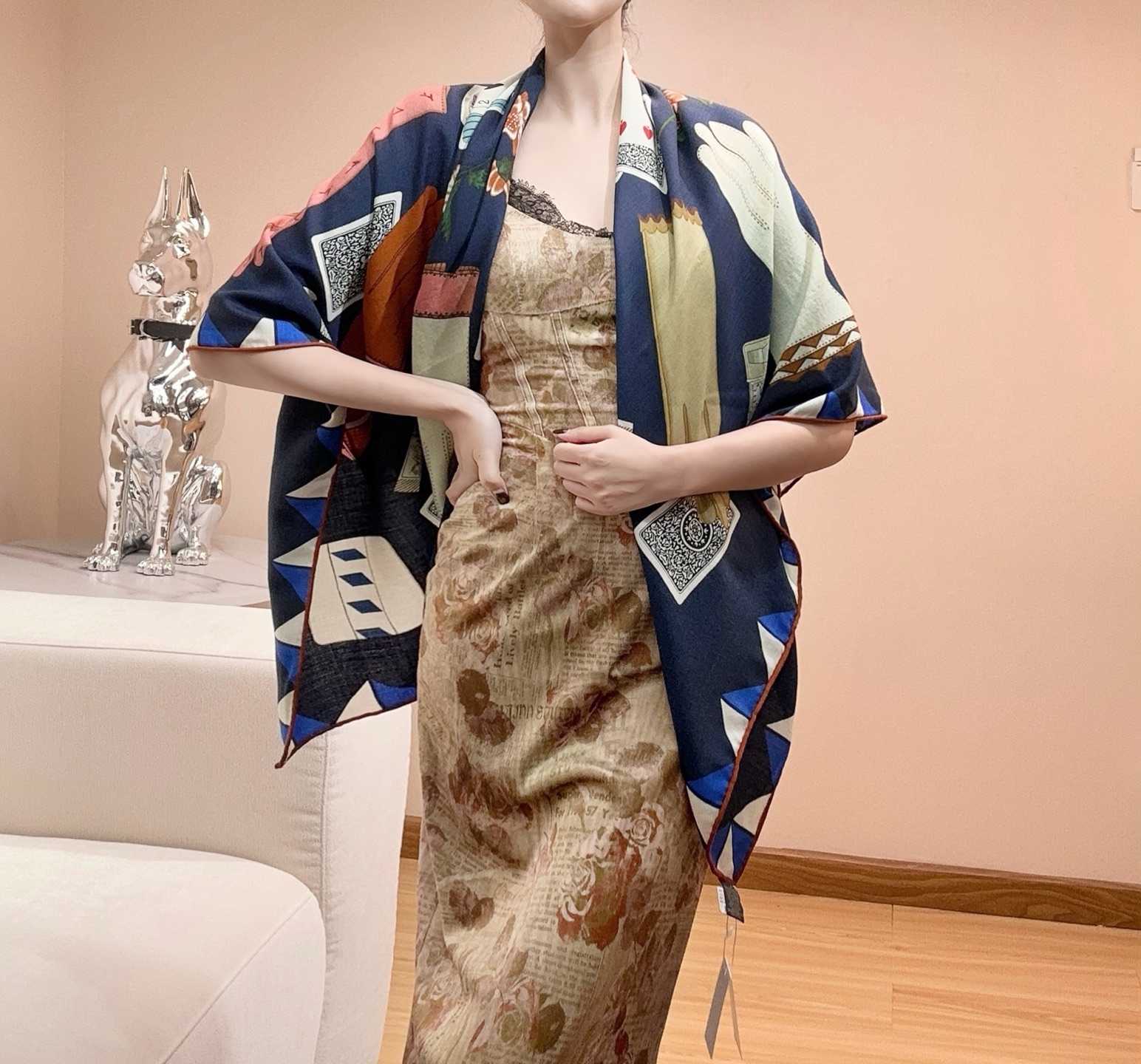 ❤️上新！“手套时光”140双面丝毛披肩手工卷边丝毛方巾（30%桑蚕丝70%羊毛）这款经典单品展现强大而