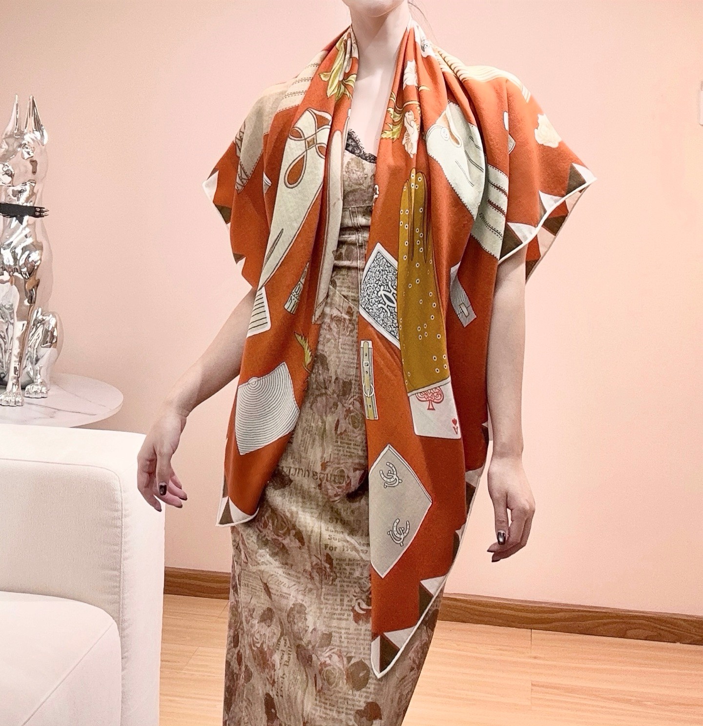 Hermès 上新 “手套时光”140双面丝毛披肩