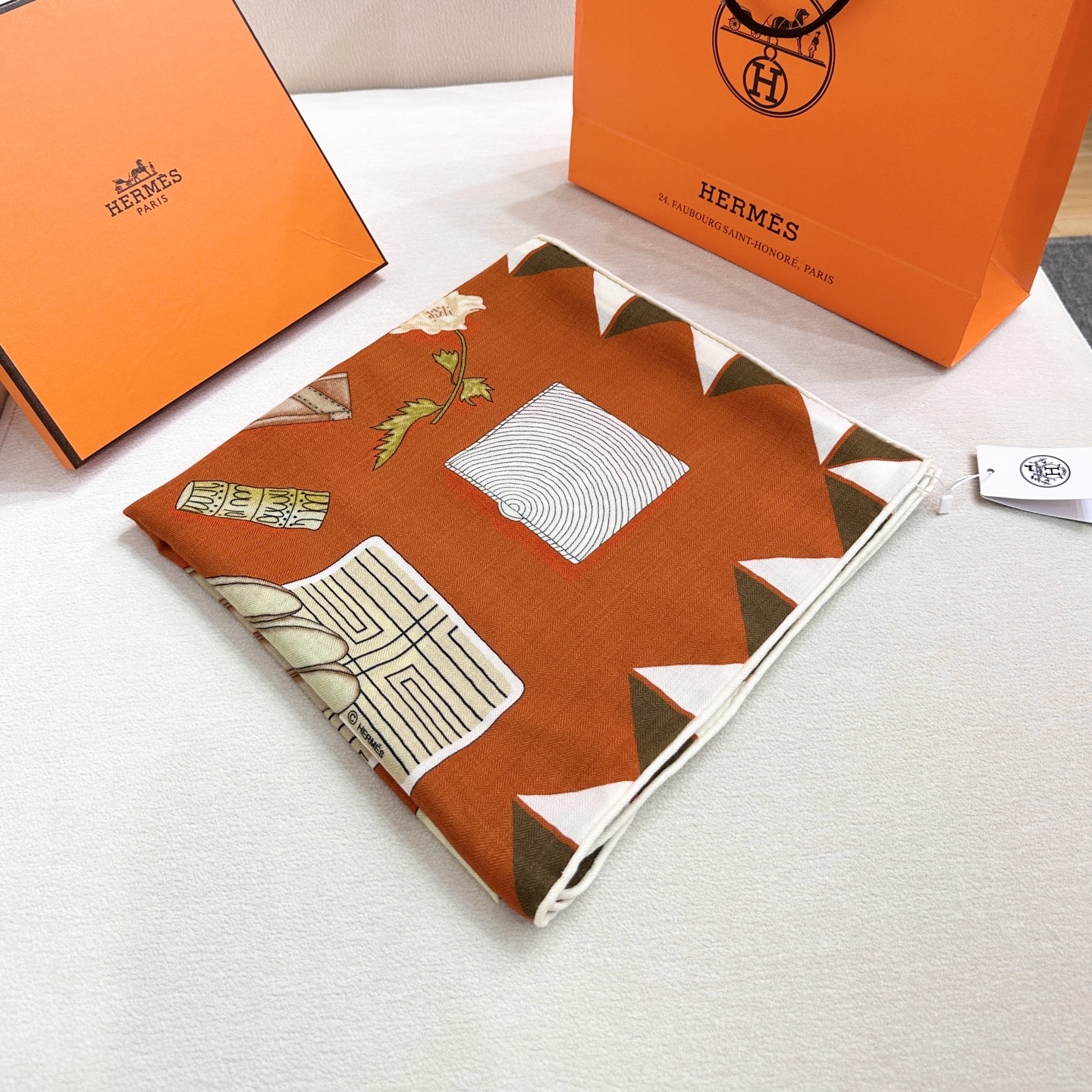 ❤️上新!“手套时光”140双面丝毛披肩手工卷边丝毛方巾(30%桑蚕丝70%羊毛)这款经典单品展现强大而