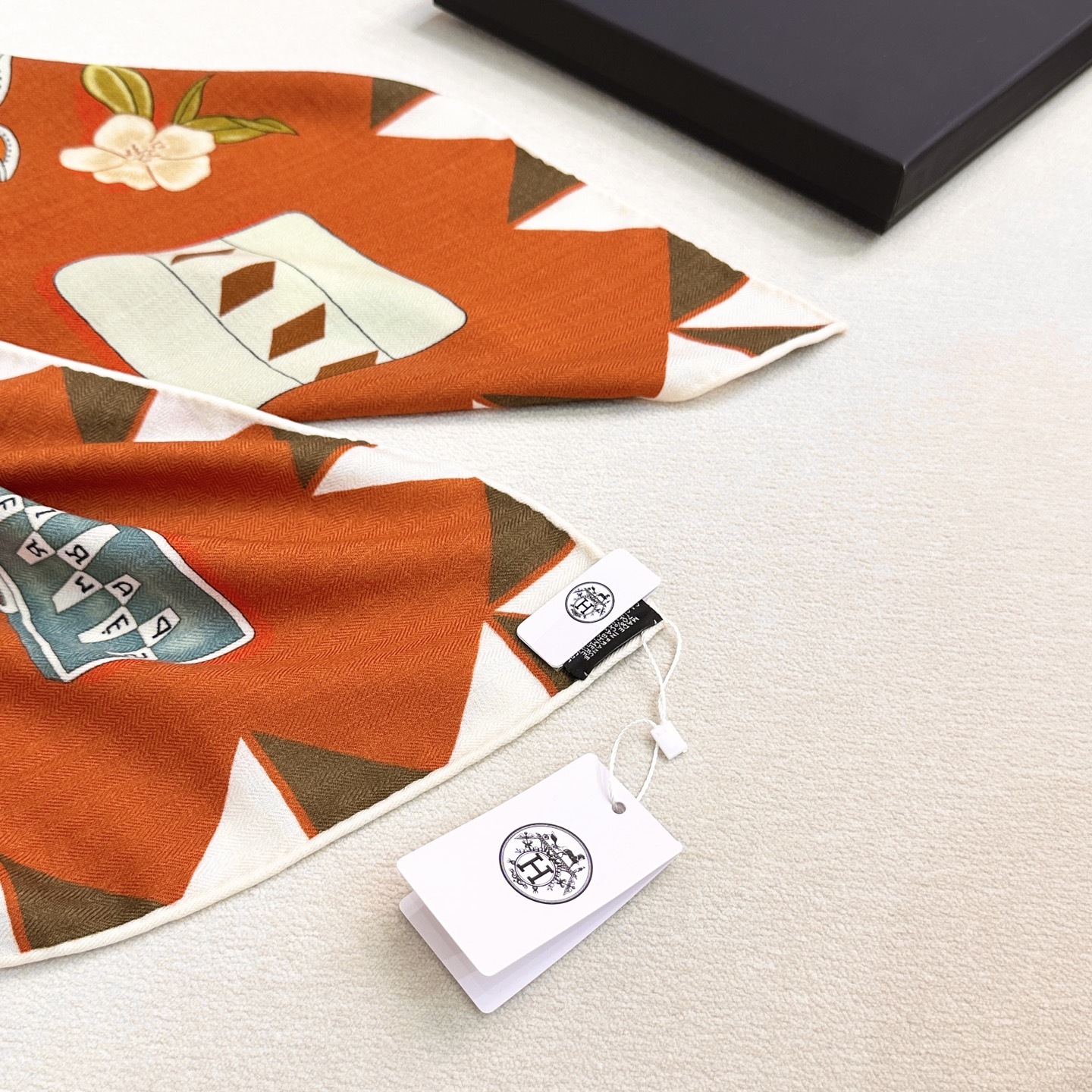 ❤️上新!“手套时光”140双面丝毛披肩手工卷边丝毛方巾(30%桑蚕丝70%羊毛)这款经典单品展现强大而