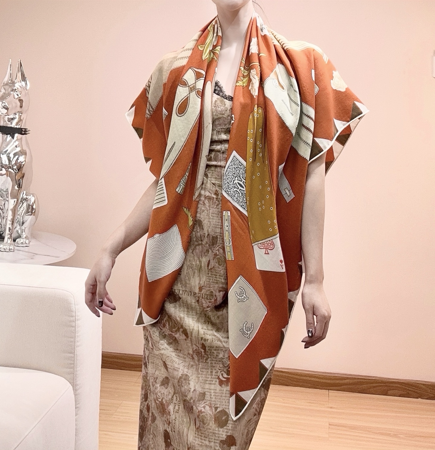 ❤️上新！“手套时光”140双面丝毛披肩手工卷边丝毛方巾（30%桑蚕丝70%羊毛）这款经典单品展现强大而