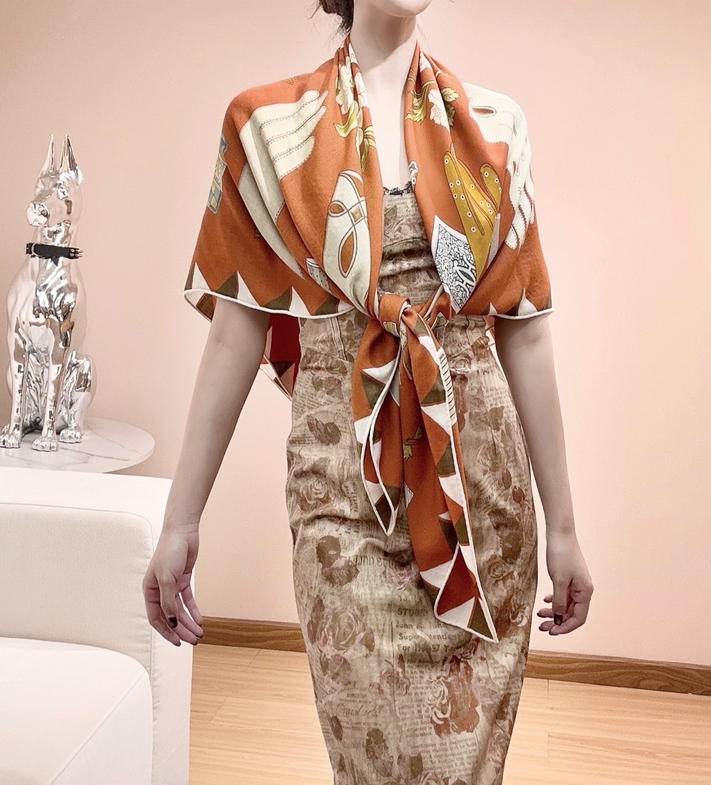 ❤️上新!“手套时光”140双面丝毛披肩手工卷边丝毛方巾(30%桑蚕丝70%羊毛)这款经典单品展现强大而