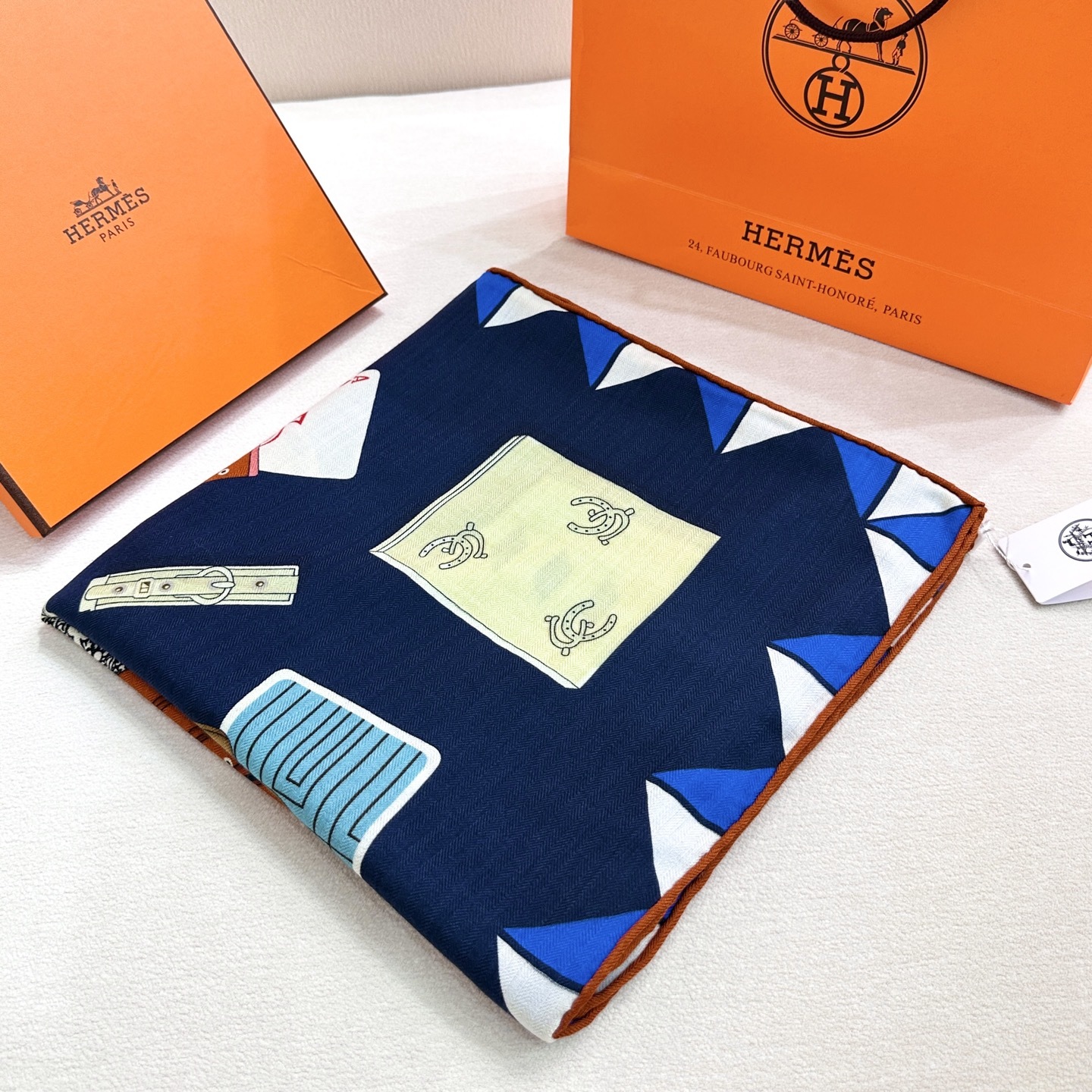 ❤️上新!“手套时光”140双面丝毛披肩手工卷边丝毛方巾(30%桑蚕丝70%羊毛)这款经典单品展现强大而