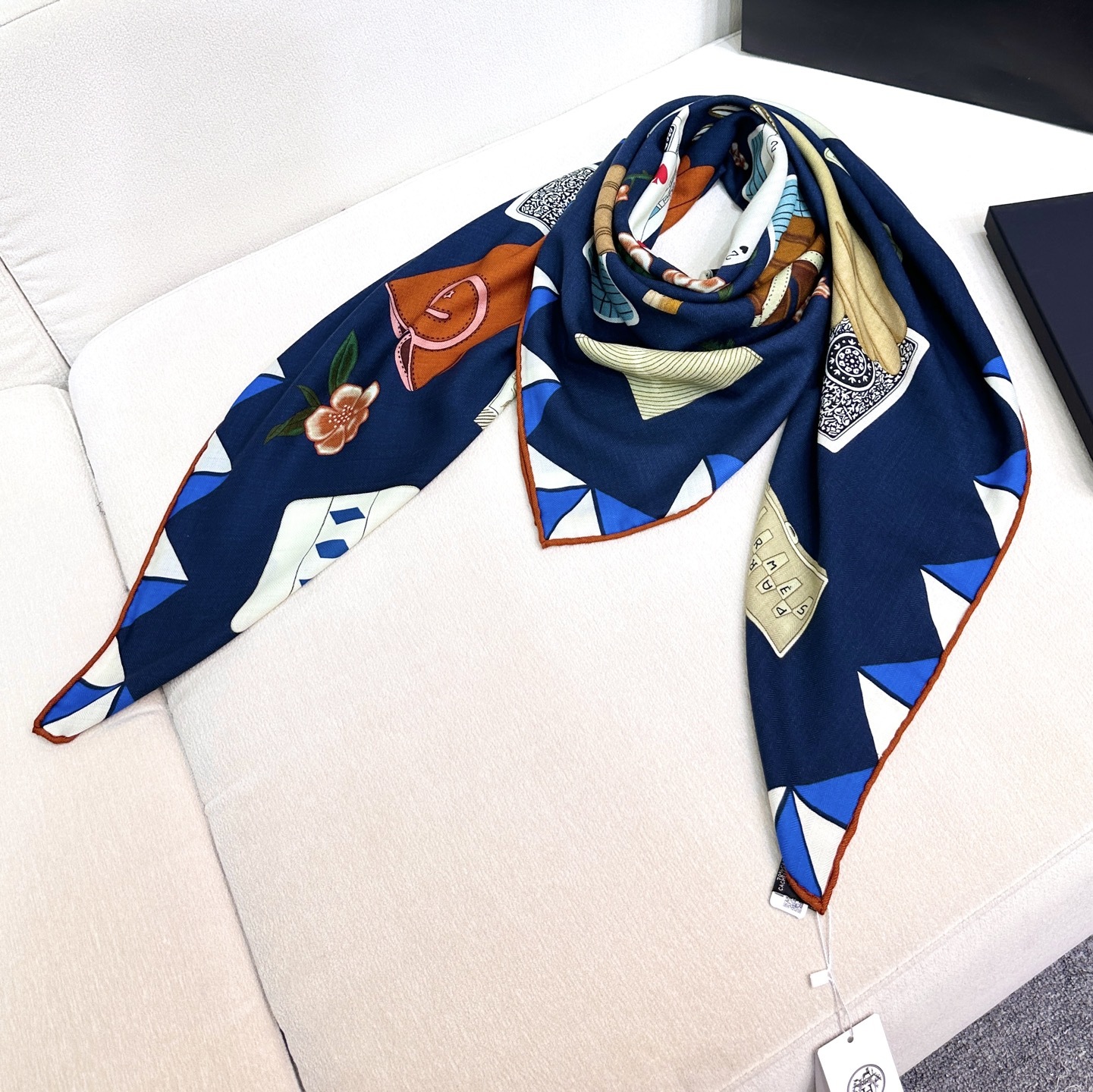 ❤️上新!“手套时光”140双面丝毛披肩手工卷边丝毛方巾(30%桑蚕丝70%羊毛)这款经典单品展现强大而