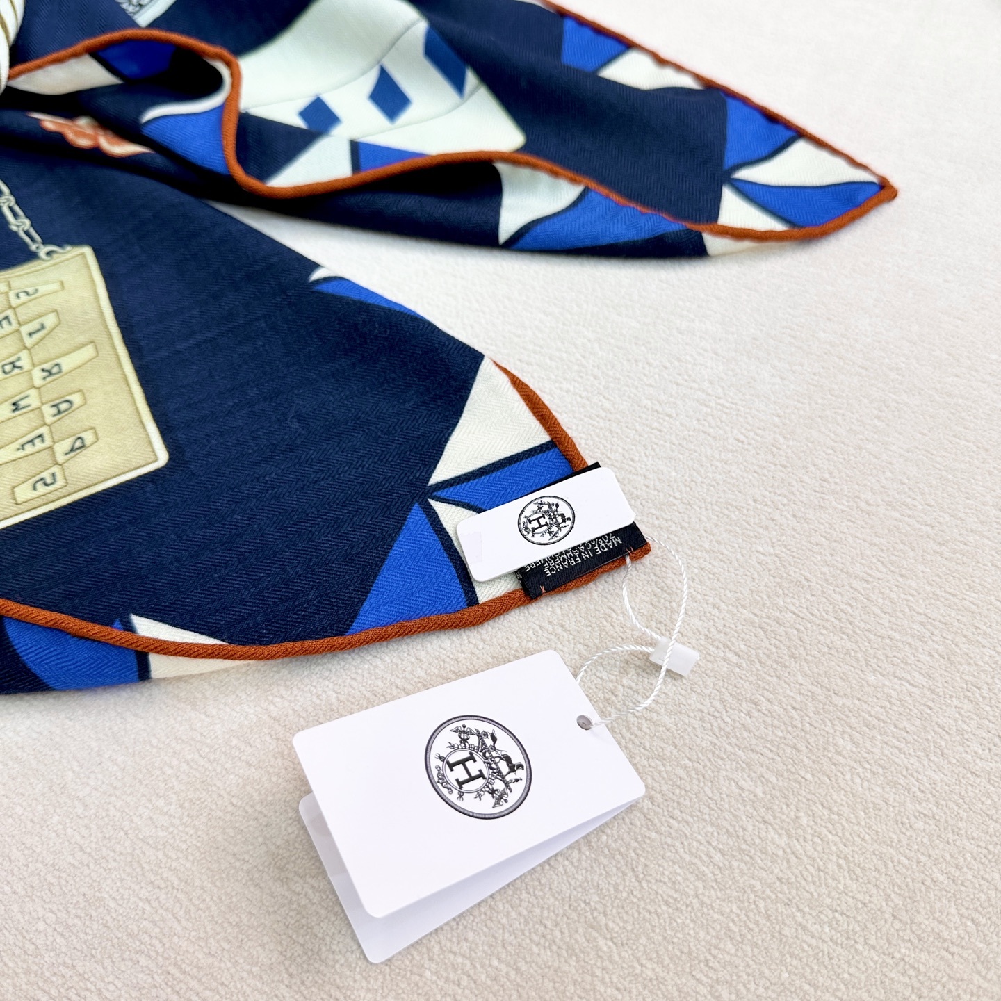 ❤️上新!“手套时光”140双面丝毛披肩手工卷边丝毛方巾(30%桑蚕丝70%羊毛)这款经典单品展现强大而