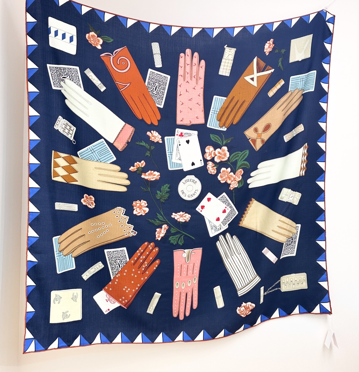 ❤️上新!“手套时光”140双面丝毛披肩手工卷边丝毛方巾(30%桑蚕丝70%羊毛)这款经典单品展现强大而