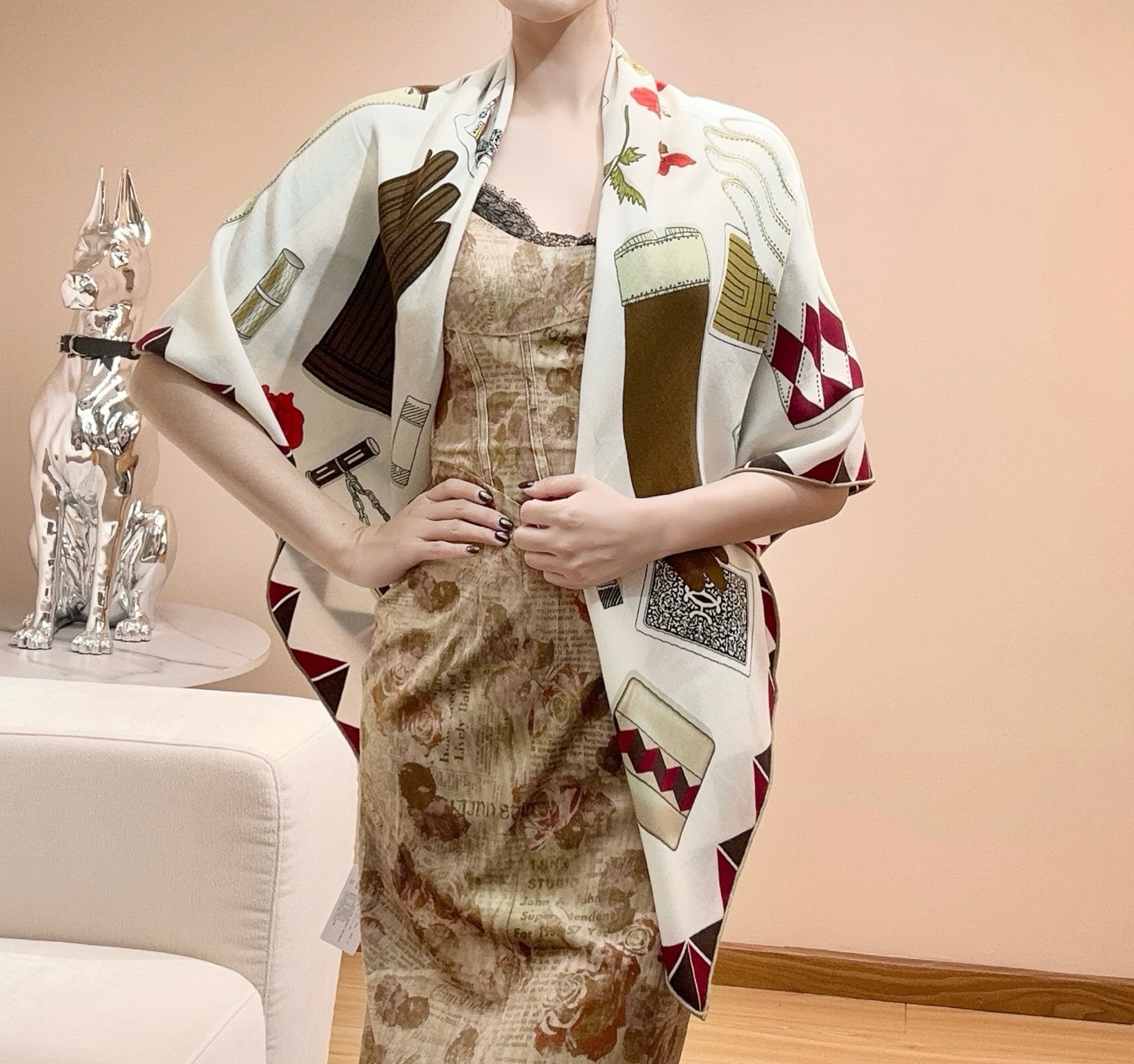 ❤️上新!“手套时光”140双面丝毛披肩手工卷边丝毛方巾(30%桑蚕丝70%羊毛)这款经典单品展现强大而