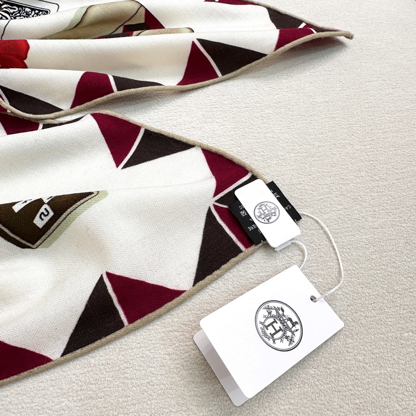 ❤️上新!“手套时光”140双面丝毛披肩手工卷边丝毛方巾(30%桑蚕丝70%羊毛)这款经典单品展现强大而