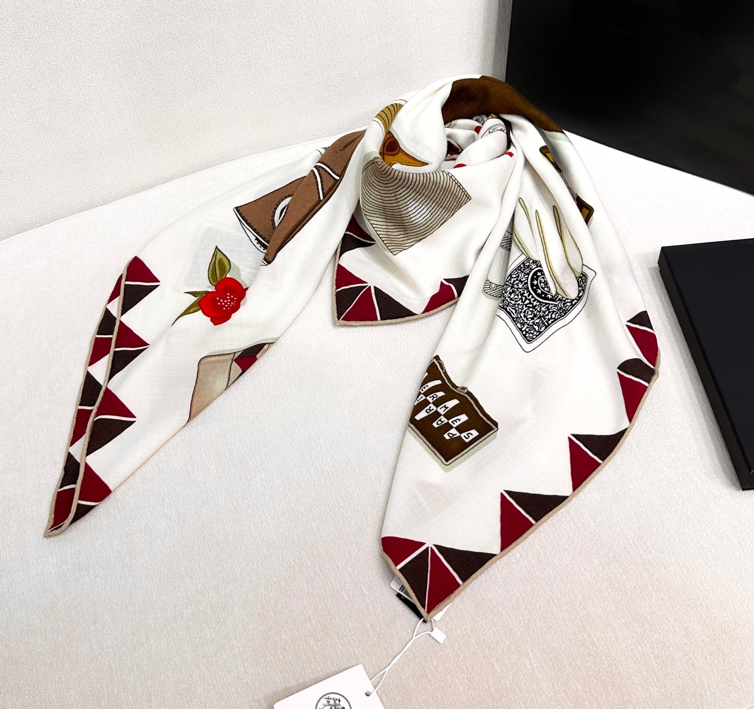 ❤️上新!“手套时光”140双面丝毛披肩手工卷边丝毛方巾(30%桑蚕丝70%羊毛)这款经典单品展现强大而