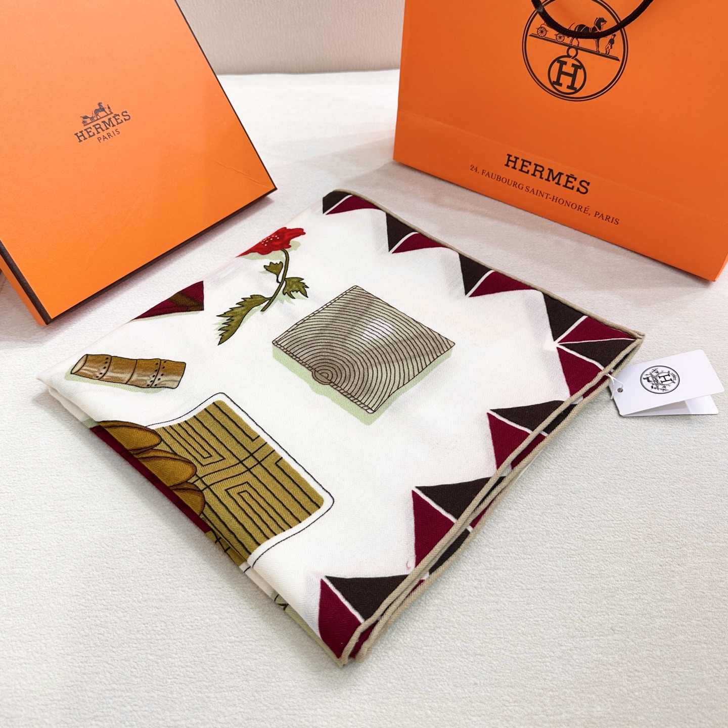 ❤️上新!“手套时光”140双面丝毛披肩手工卷边丝毛方巾(30%桑蚕丝70%羊毛)这款经典单品展现强大而