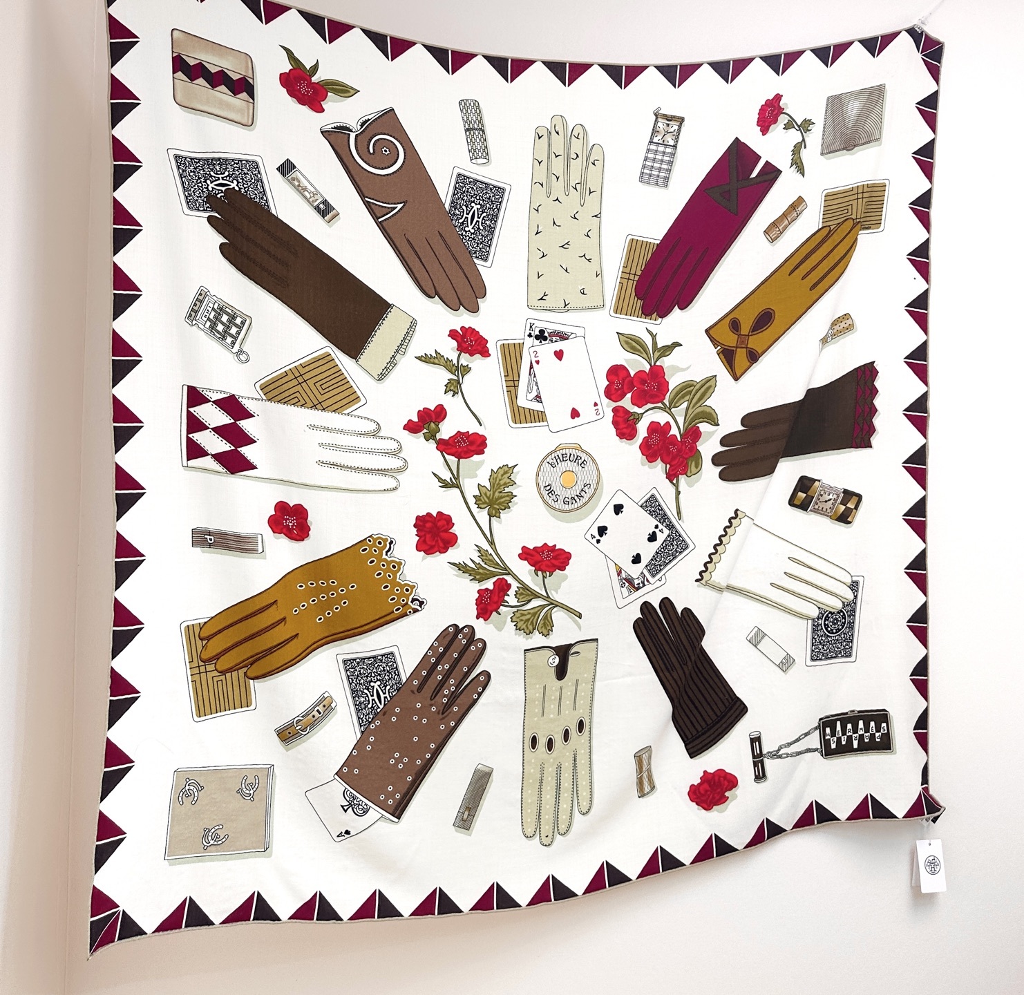 ❤️上新!“手套时光”140双面丝毛披肩手工卷边丝毛方巾(30%桑蚕丝70%羊毛)这款经典单品展现强大而