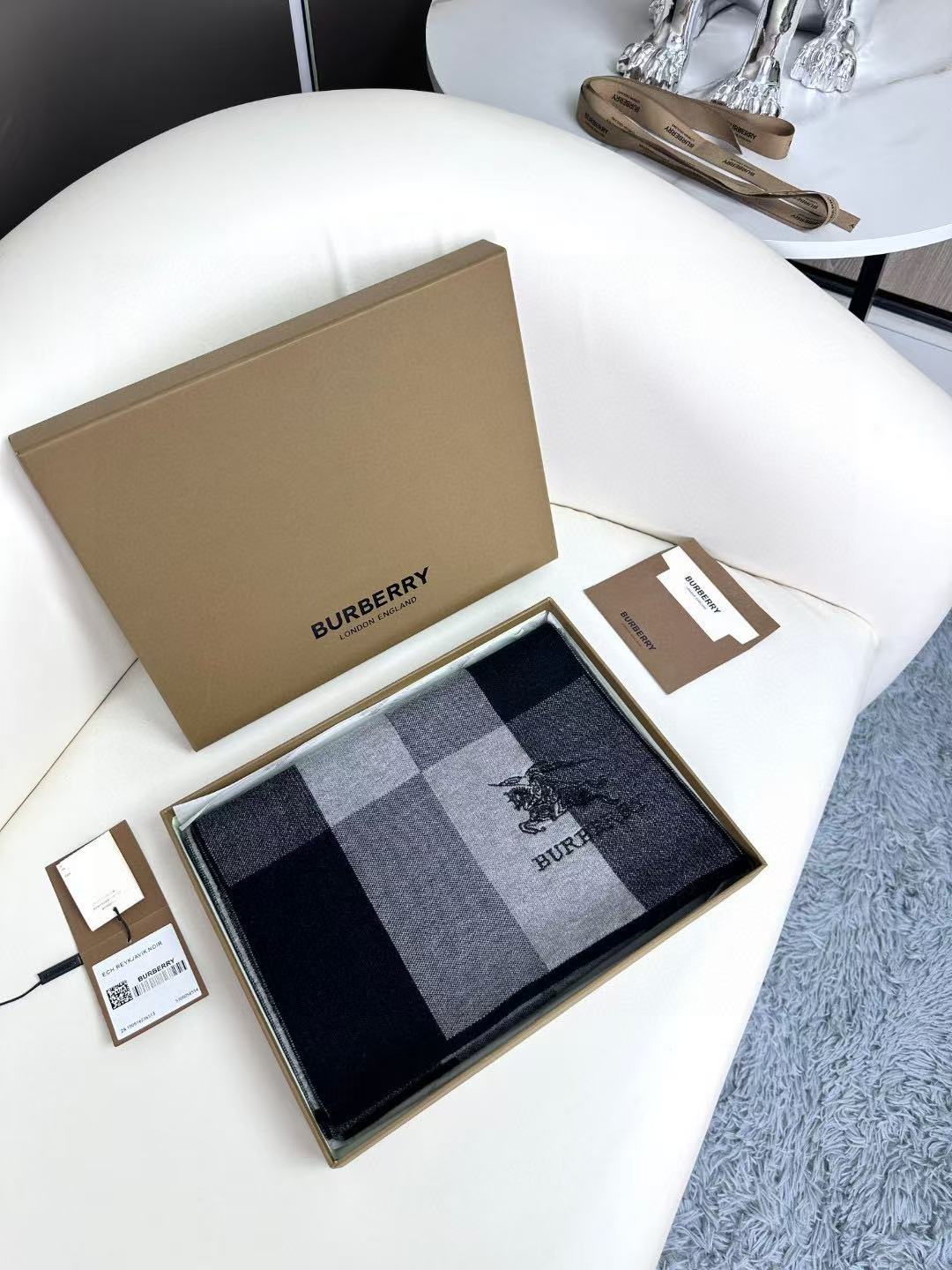 Burberry爆款上新 高端男士围巾👍【经典战马格纹】独家牛货🐂 具有超高羊绒品质才会被此品牌青睐‼️