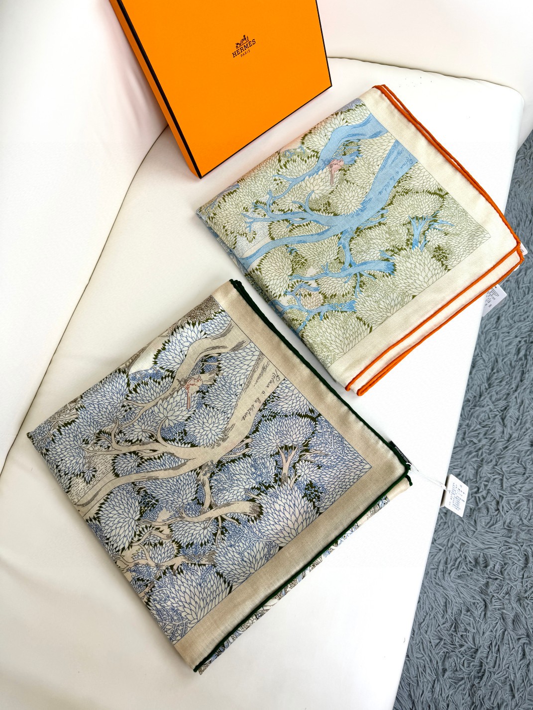 。2024年专柜同步【回归自然140】双面同色羊绒方巾，顶级工艺超值‼️爱马仕专柜爆款🎁💟立体呈现图案纹