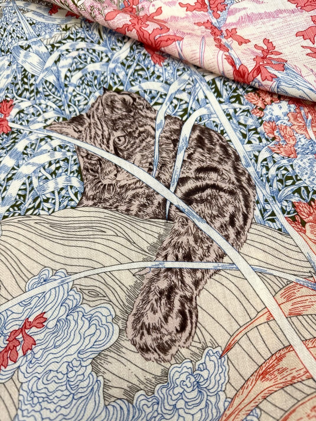 。2024年专柜同步【回归自然140】双面同色羊绒方巾，顶级工艺超值‼️爱马仕专柜爆款🎁💟立体呈现图案纹