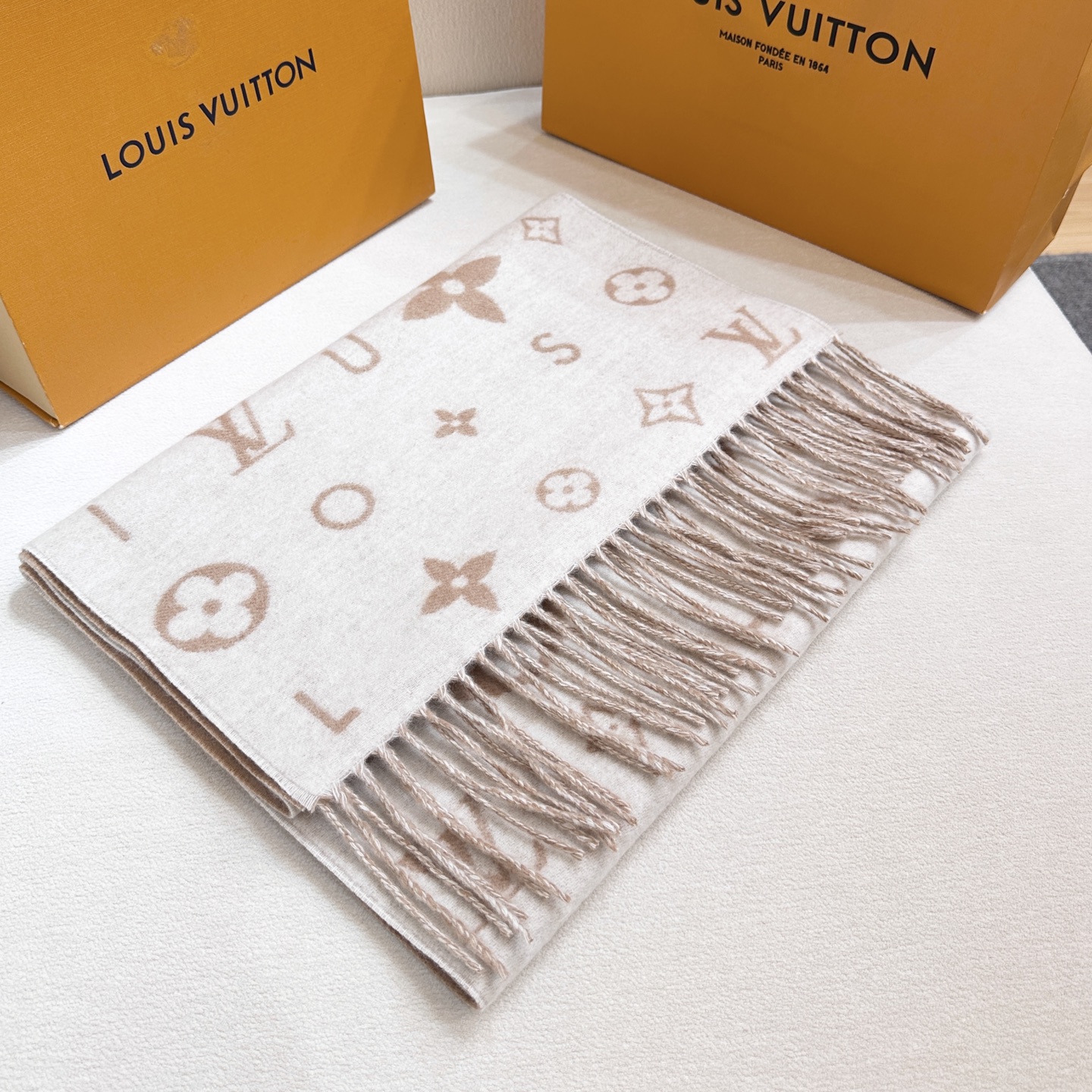 Reykjavik 2.0 围巾为柔软山羊绒标注 Monogram 花卉和 LV 字母，其间点缀品牌名称