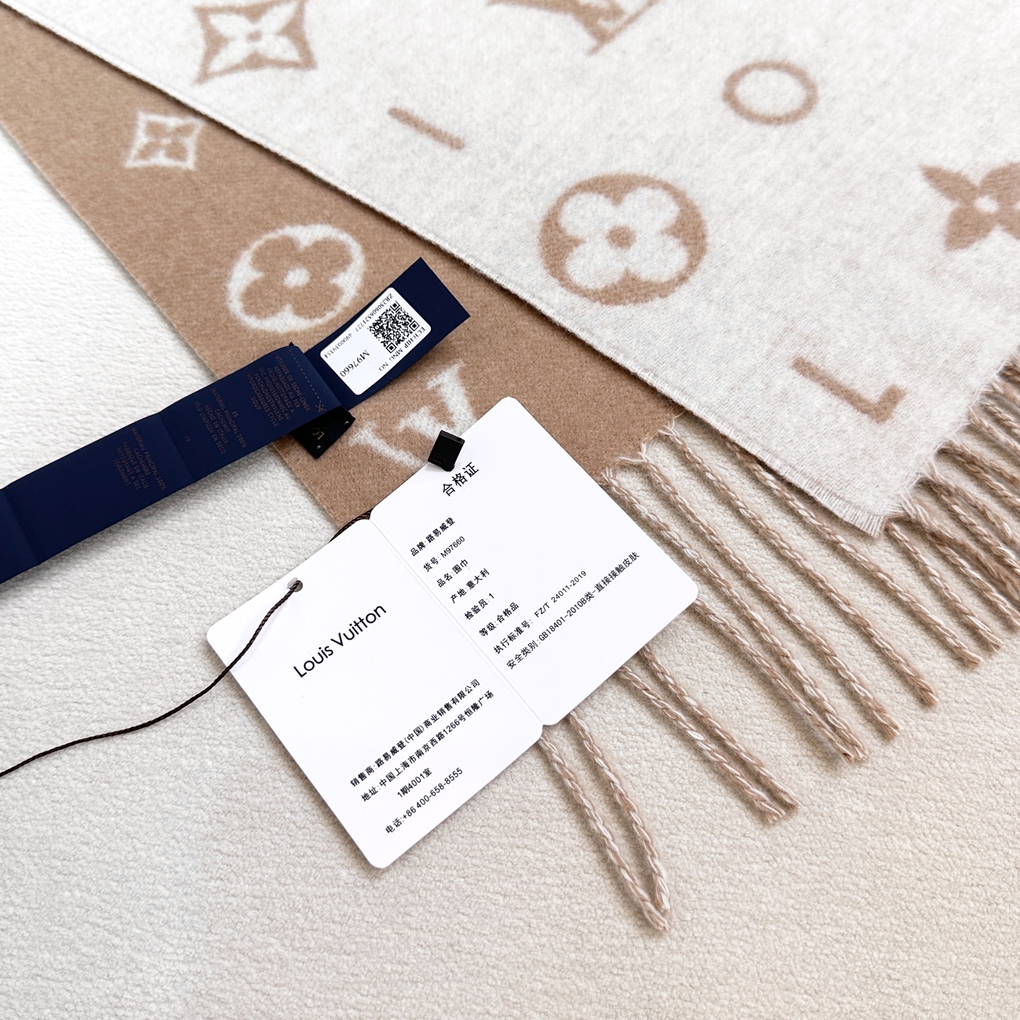 Reykjavik 2.0 围巾为柔软山羊绒标注 Monogram 花卉和 LV 字母，其间点缀品牌名称