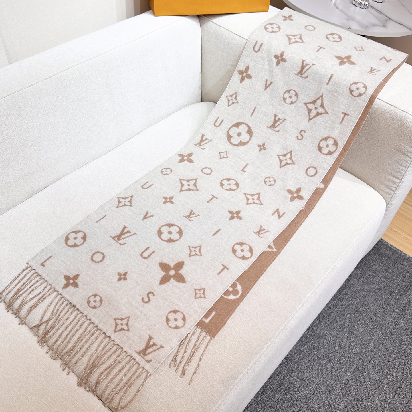 Reykjavik 2.0 围巾为柔软山羊绒标注 Monogram 花卉和 LV 字母，其间点缀品牌名称