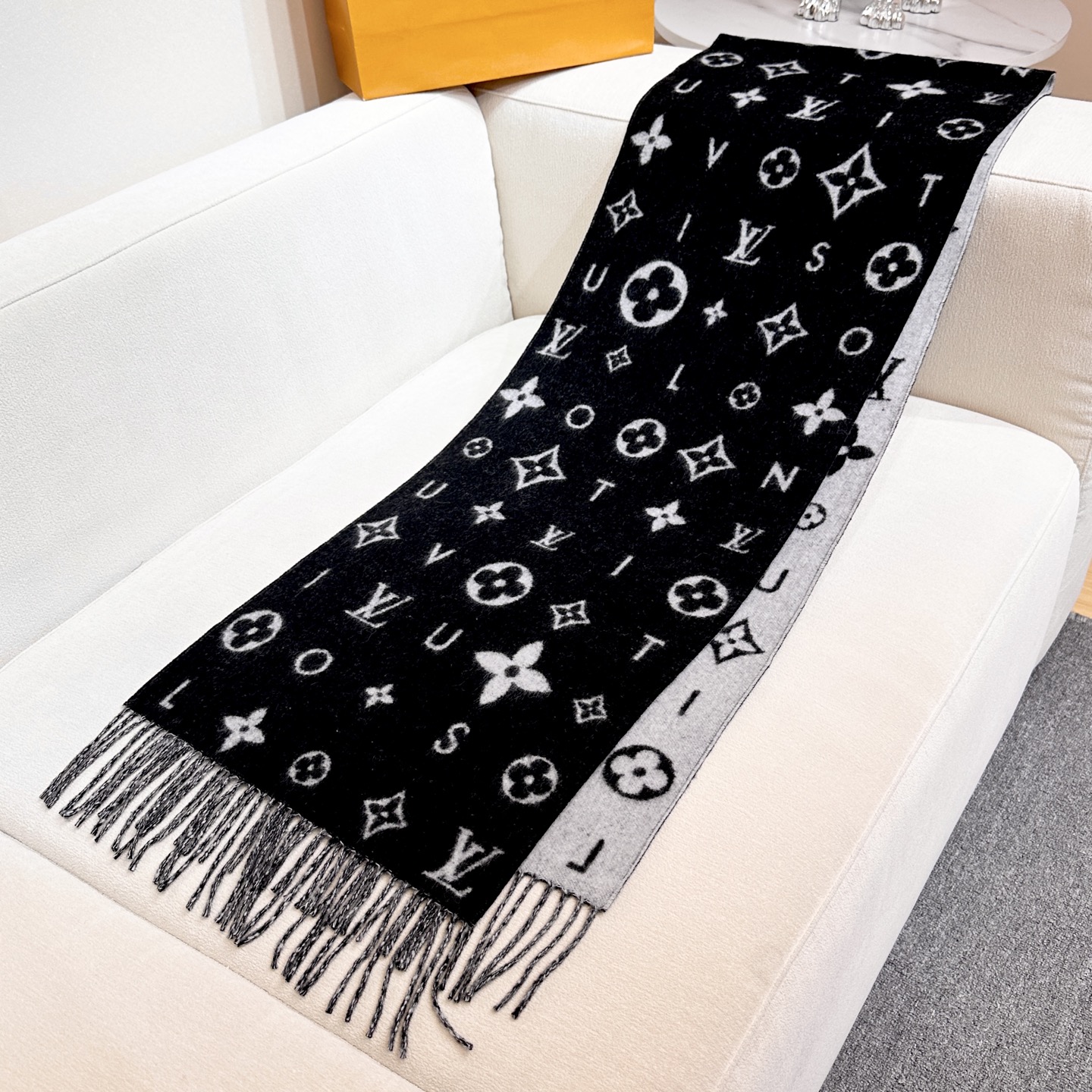 Reykjavik 2.0 围巾为柔软山羊绒标注 Monogram 花卉和 LV 字母，其间点缀品牌名称