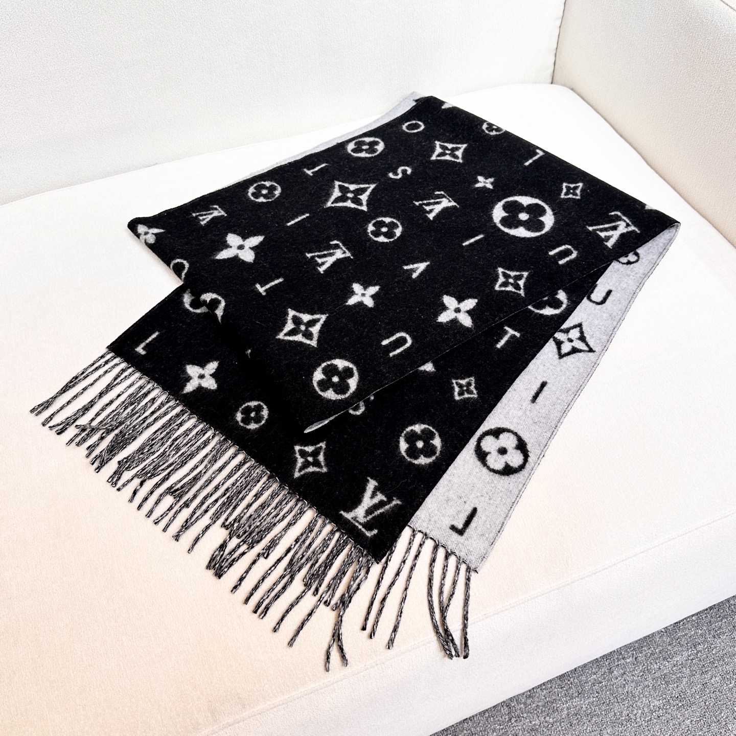 Reykjavik 2.0 围巾为柔软山羊绒标注 Monogram 花卉和 LV 字母，其间点缀品牌名称