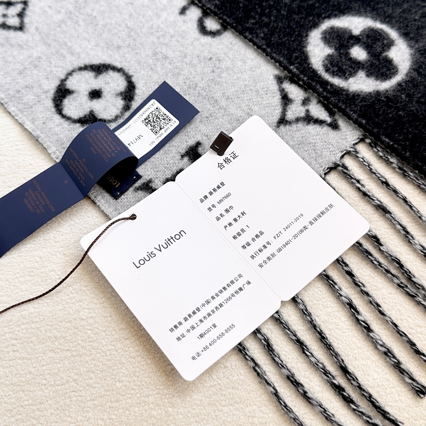 Reykjavik 2.0 围巾为柔软山羊绒标注 Monogram 花卉和 LV 字母，其间点缀品牌名称