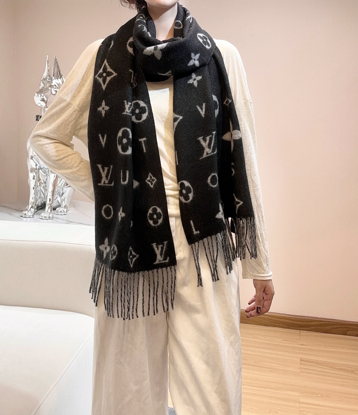 Reykjavik 2.0 围巾为柔软山羊绒标注 Monogram 花卉和 LV 字母，其间点缀品牌名称