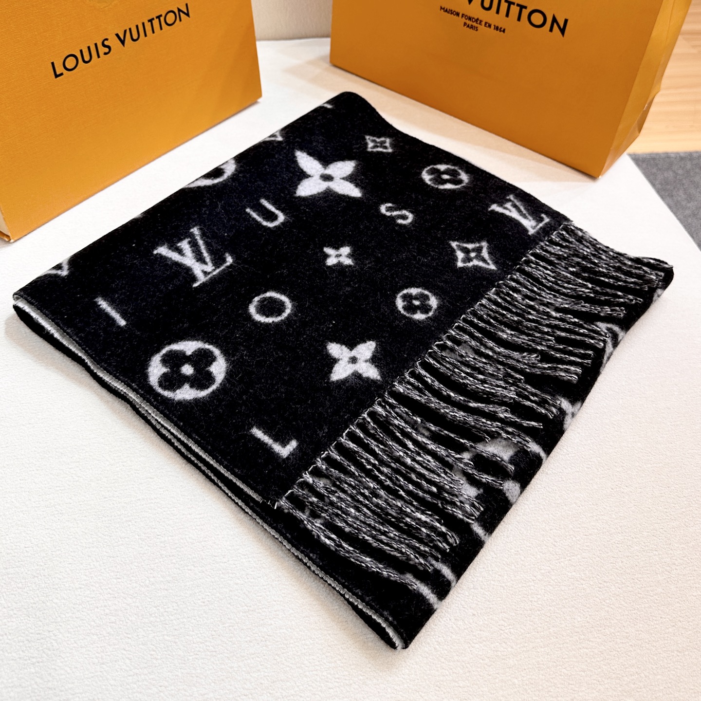 Reykjavik 2.0 围巾为柔软山羊绒标注 Monogram 花卉和 LV 字母，其间点缀品牌名称