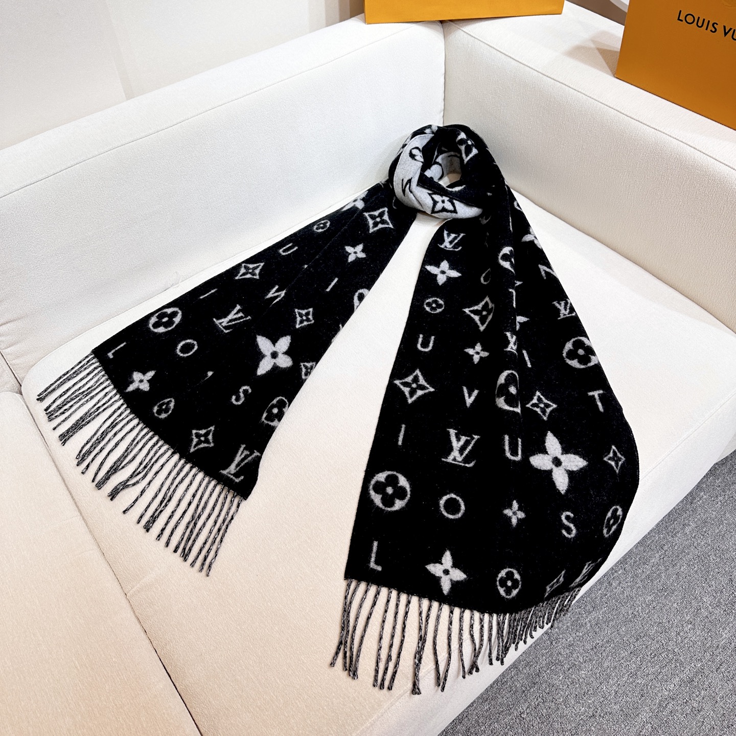 Reykjavik 2.0 围巾为柔软山羊绒标注 Monogram 花卉和 LV 字母，其间点缀品牌名称