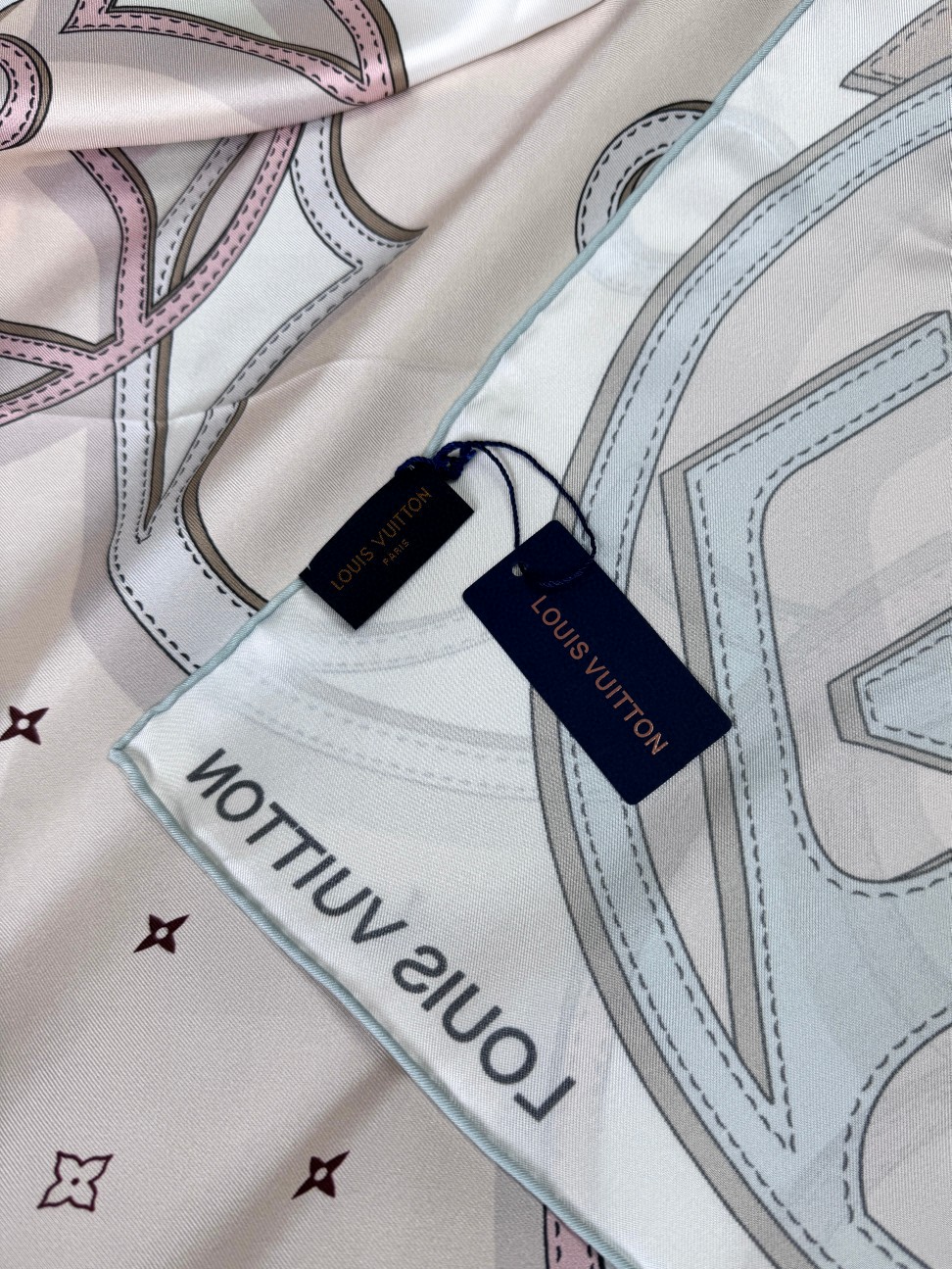 Lv爆款到，超级软糯丝滑~触感真的绝了！！围过这样的丝巾，其他面料的都会觉得不够舒服！大牌才有的设计水准