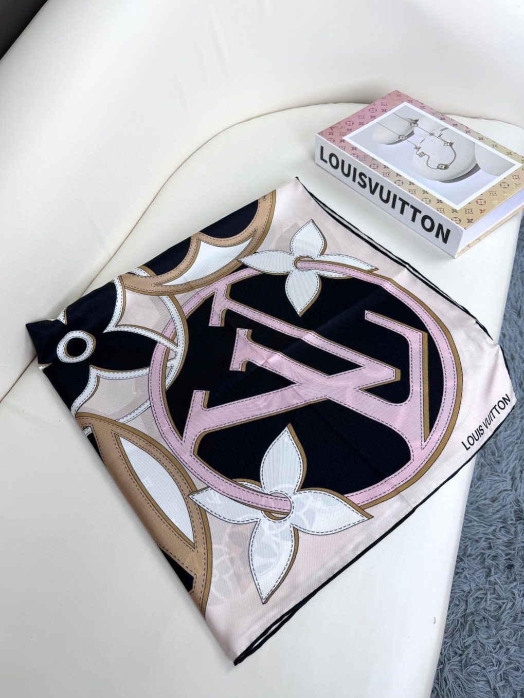 Lv爆款到，超级软糯丝滑~触感真的绝了！！围过这样的丝巾，其他面料的都会觉得不够舒服！大牌才有的设计水准