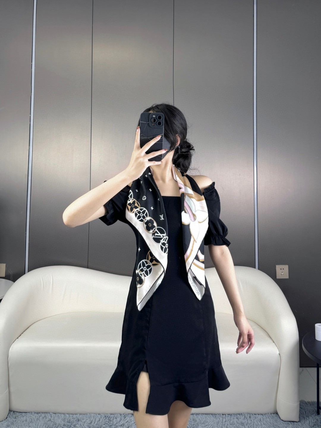 NO:580880,Lv's popular model, super soft and silky ~ the touch is really amazing!  !  After wearing a silk scarf like this, other fabrics will not feel comfortable enough!  A design level only found in big brands!  High-end elegance shows temperament. Presbyopia is always the representative of fashion!  The upper body effect is very high-end and looks good no matter how you match it!  !  Bring a woman’s sense of elegance to the extreme!  !  The fabrics this season are really amazing. The silk scarf is so soft and smooth. I was really surprised when I opened it in person~!  !  The upper body effect is very flexible. The layers are elegant and texture, and it is full of tones in any size~real silk!  Size specification: 90*90cm, top quality silk!  !  high version scarf, high version scarf, louis vuitton, real silk19860909Lv爆款到,超级软糯丝滑~触感真的绝了！！围过这样的丝巾,其他面料的都会觉得不够舒服！大牌才有的设计水准！高级优雅显气质.老花永远是时髦的代表！上身效果非常高级,怎么搭配都好看！！将女人的优雅感发挥到极致！！这季面料真的非常厉害,桑蚕真丝方巾非常柔软顺滑,实物打开真的被惊艳了~！！上身效果非常灵动.层次优雅质感,随便围围都是满满的调调~真丝！尺寸规格90*90cm 顶级真丝！！高版本围巾,高版本围巾,louis vuitton,real silk,scarf