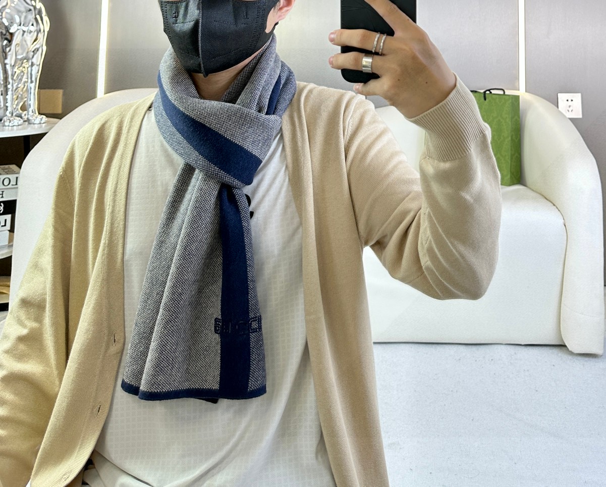 🉐️160 GUCCI 爆款上新 高端男士围巾👍【经典条纹】独家牛货🐂  简单的Logo，体现出高品味 冬季必备！这种精品是市场上及其少见 的围巾针织，亲肤保暖 低调奢华的配色，非常柔软舒适，卖一条少一条的好货‼️ 100%进口针织羊绒 🎉🎉尺寸：180*32三色