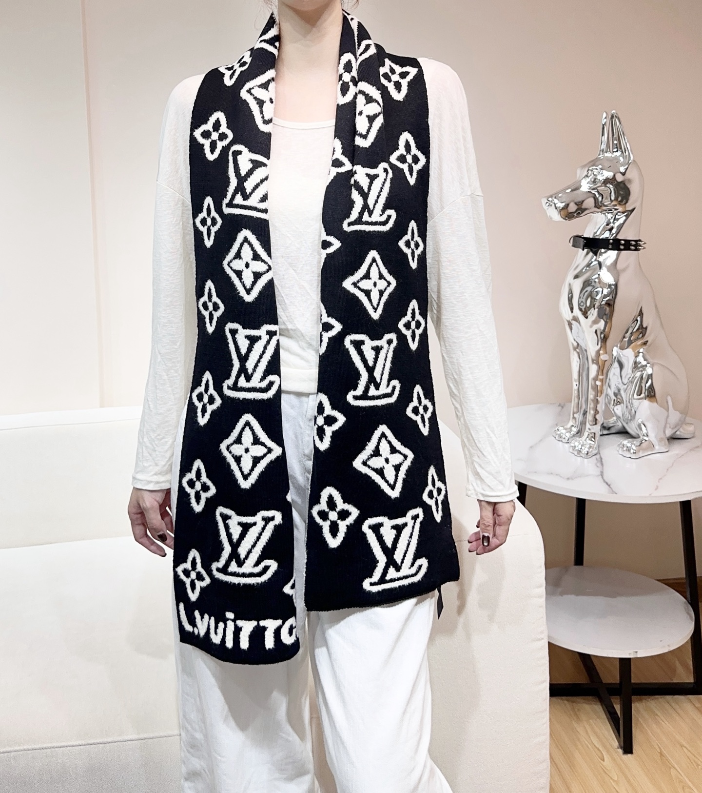 NO:603329,The new Lv is this year’s new Xiaohongshu hot model!  Match the code!  Comes with its own chip, model number M96963, unisex, this year’s dark horse green scarf, reversible!  Classic and versatile, 100% warm!  Size 25*180 Material 88 sheep wool 12 nylon high version scarf, high version scarf, louis vuitton19860909上新Lv这款是今年的新款小红书爆款！对码对标！自带芯片,型号M96963 ,男女通用款,今年Lv围巾的黑马,双面配戴！经典百搭,保暖百分百！尺寸25*180 材质88绵羊毛12锦纶 高版本围巾,高版本围巾,louis vuitton,scarf