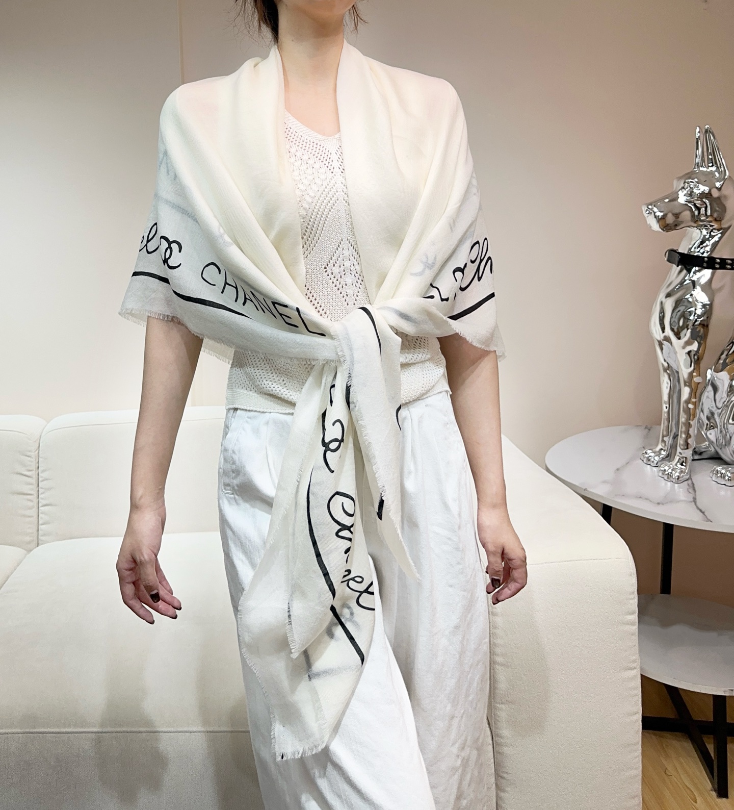 25C 上新❤️Chanel香奈儿米白色羊绒混纺黑色素字母双c 流苏围巾围脖披肩 高冷女神最爱，简约百塔