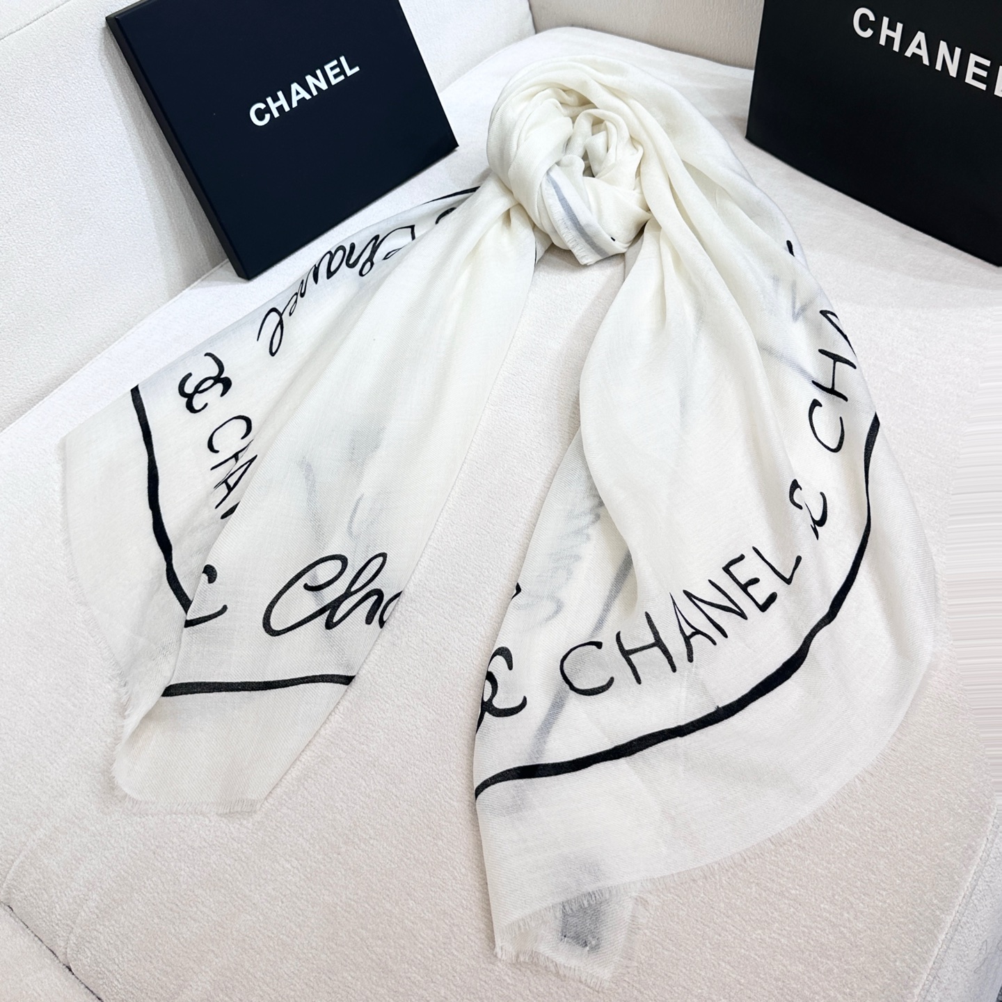 25C 上新❤️Chanel香奈儿米白色羊绒混纺黑色素字母双c 流苏围巾围脖披肩 高冷女神最爱，简约百塔