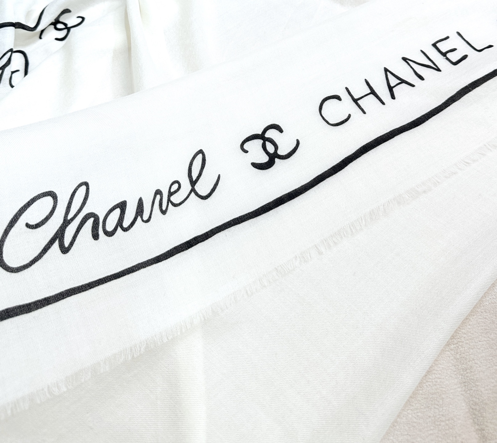 25C 上新❤️Chanel香奈儿米白色羊绒混纺黑色素字母双c 流苏围巾围脖披肩 高冷女神最爱，简约百塔