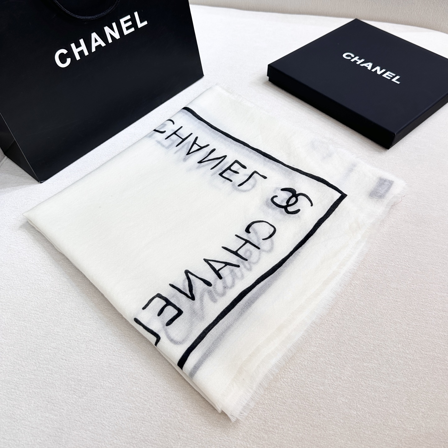 25C 上新❤️Chanel香奈儿米白色羊绒混纺黑色素字母双c 流苏围巾围脖披肩 高冷女神最爱，简约百塔