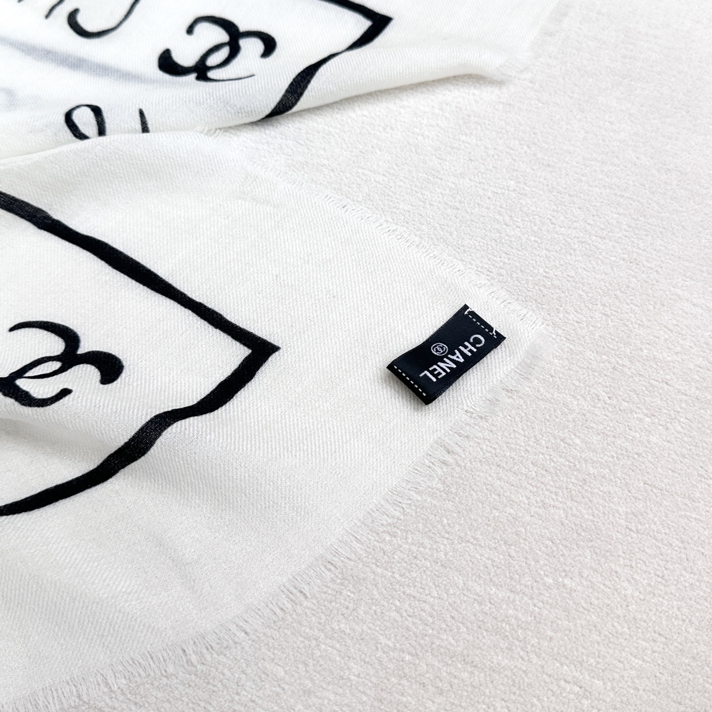 25C 上新❤️Chanel香奈儿米白色羊绒混纺黑色素字母双c 流苏围巾围脖披肩 高冷女神最爱，简约百塔