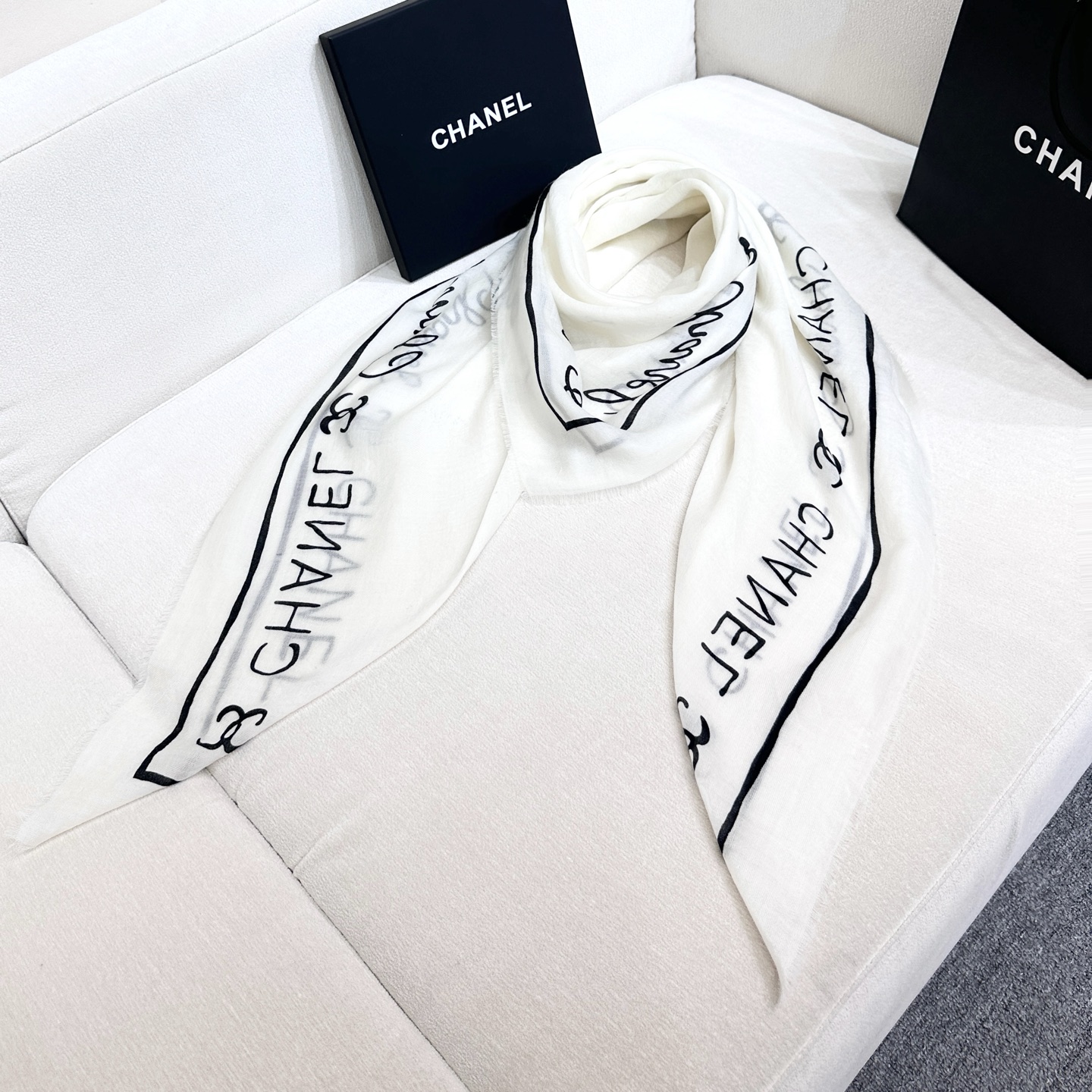 25C 上新❤️Chanel香奈儿米白色羊绒混纺黑色素字母双c 流苏围巾围脖披肩 高冷女神最爱，简约百塔