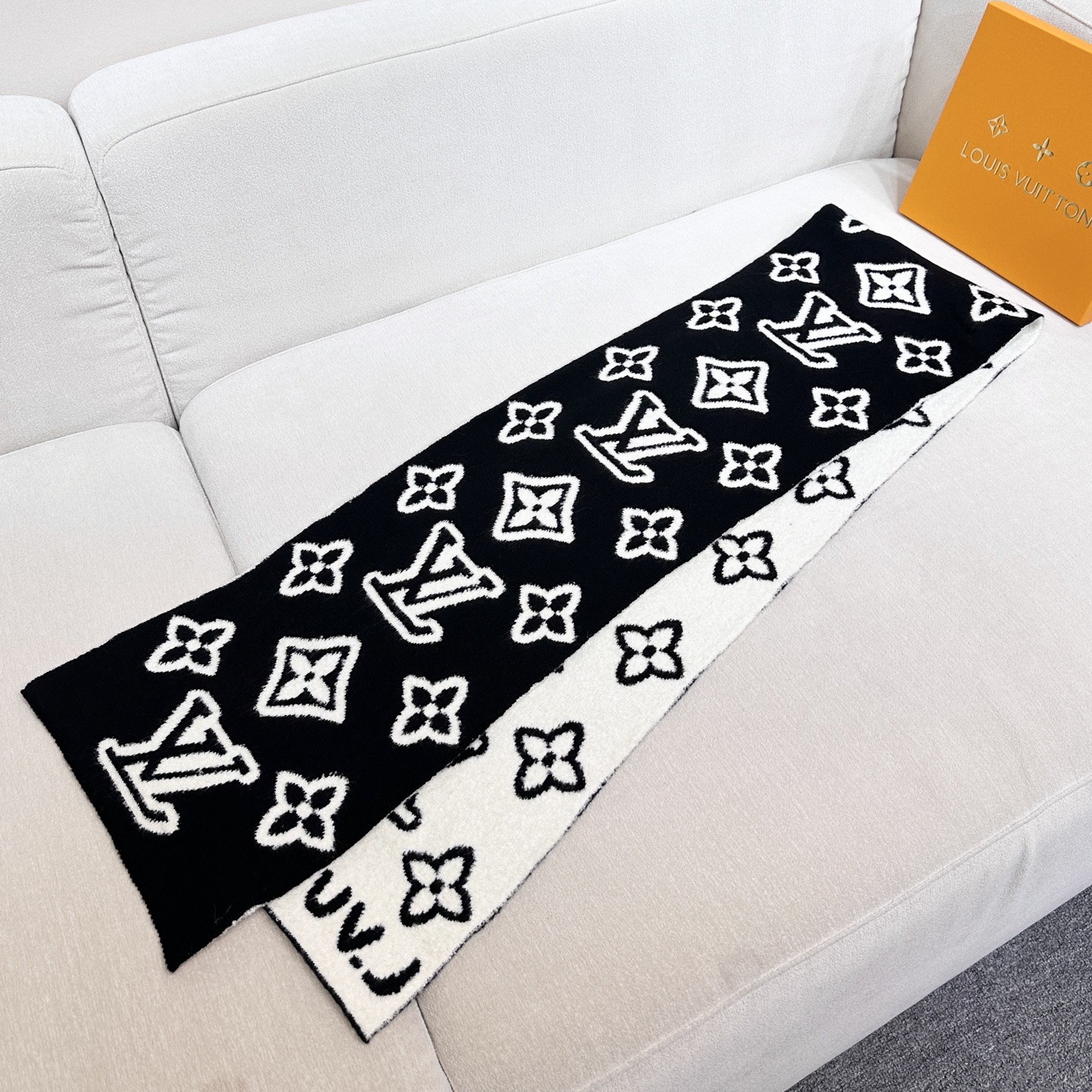 上新❤️Lv这款是今年的新款🆕小红书爆款！对码对标！自带芯片，型号M96963 ，男女通用款，今年Lv围