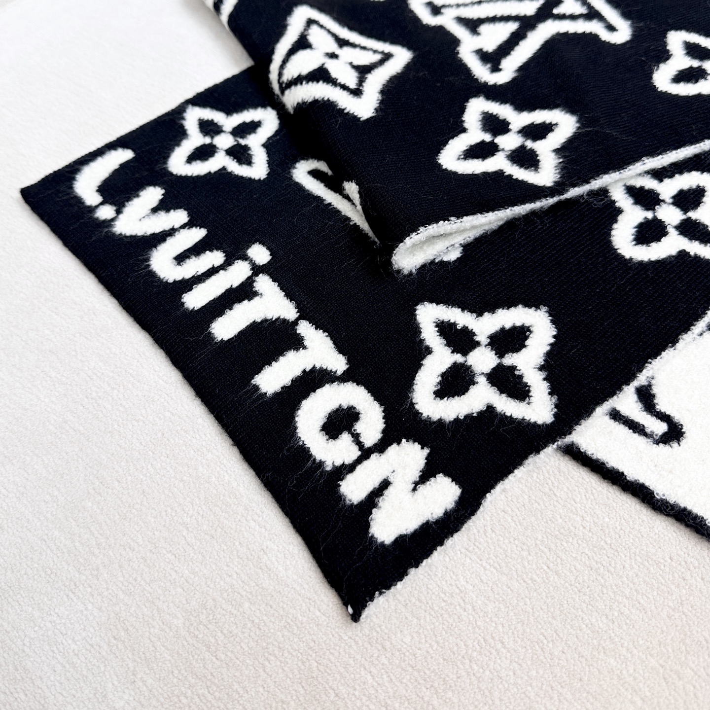 上新❤️Lv这款是今年的新款🆕小红书爆款！对码对标！自带芯片，型号M96963 ，男女通用款，今年Lv围