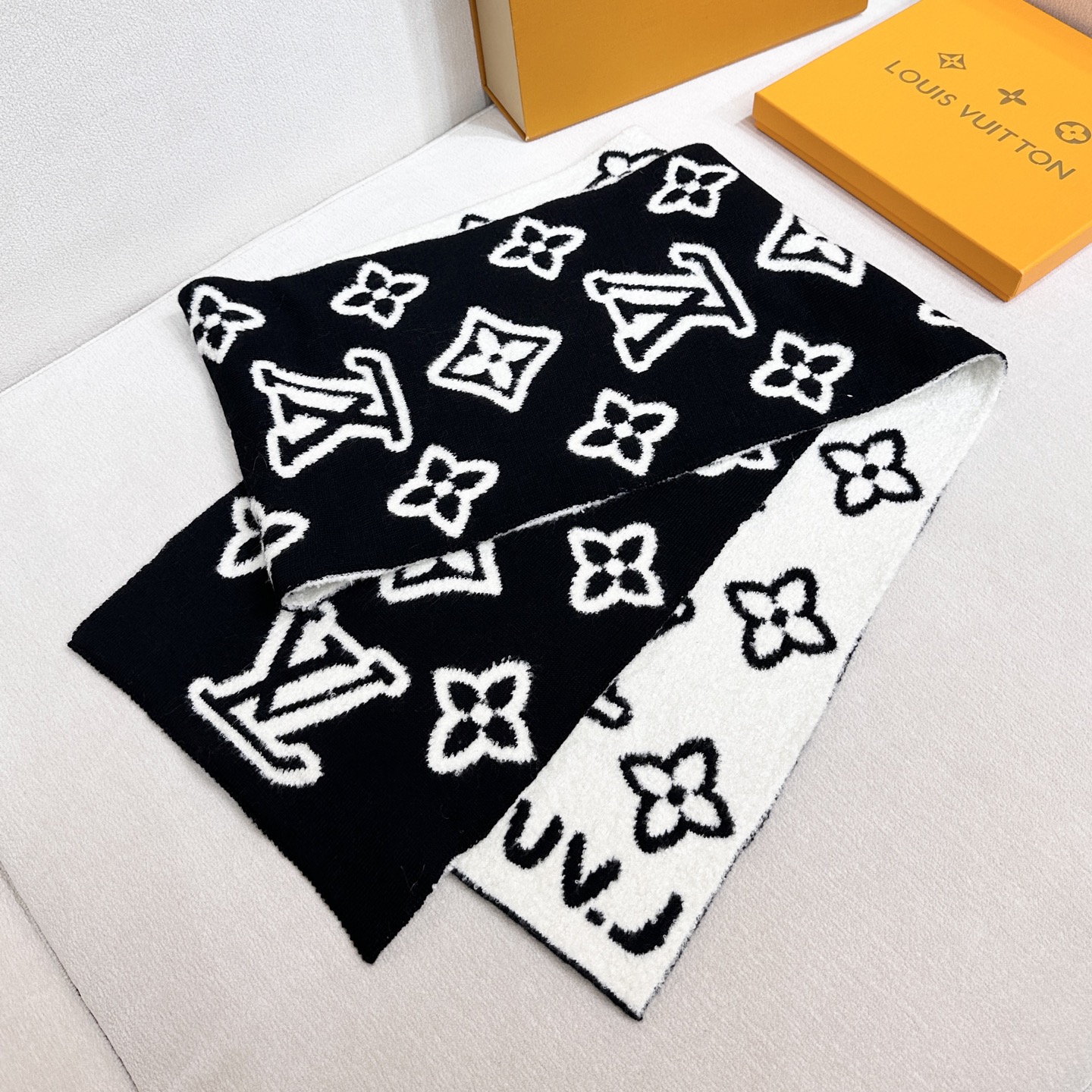 上新❤️Lv这款是今年的新款🆕小红书爆款！对码对标！自带芯片，型号M96963 ，男女通用款，今年Lv围