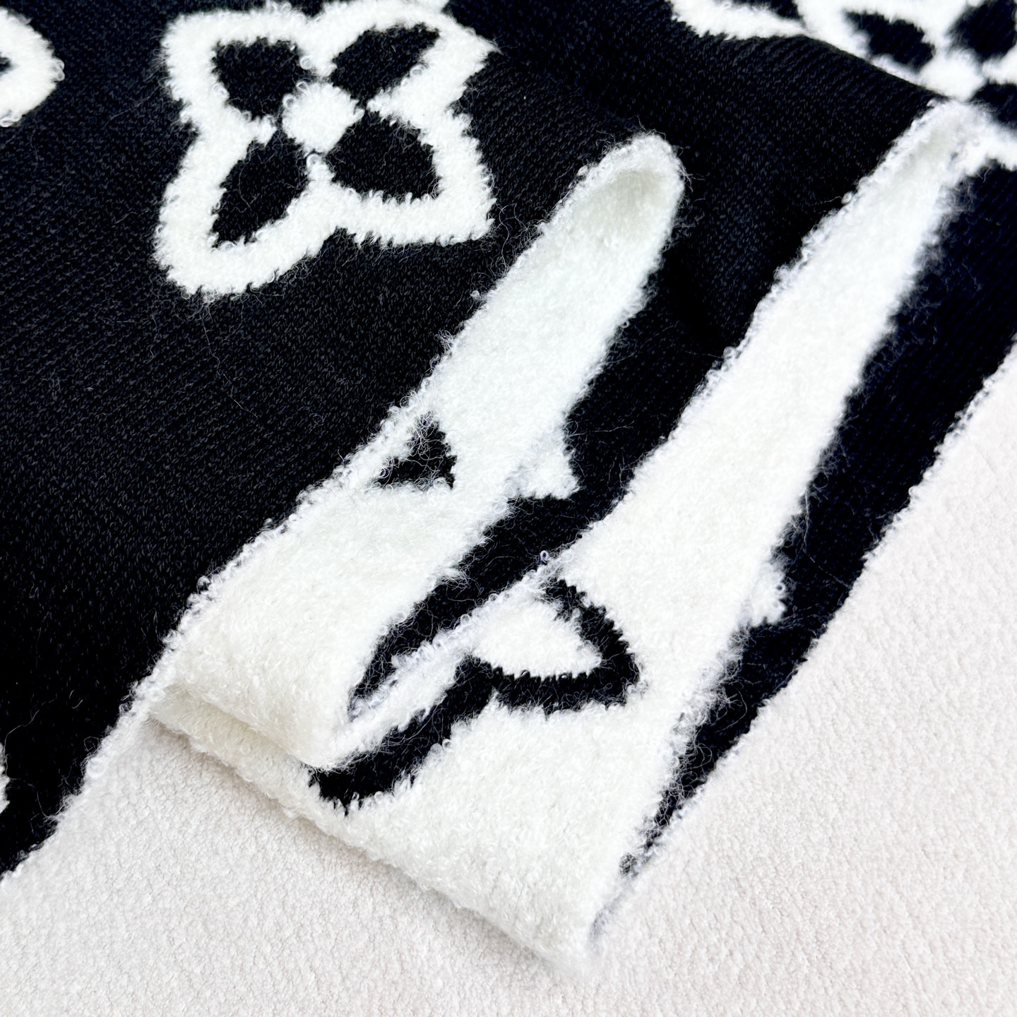 上新❤️Lv这款是今年的新款🆕小红书爆款！对码对标！自带芯片，型号M96963 ，男女通用款，今年Lv围