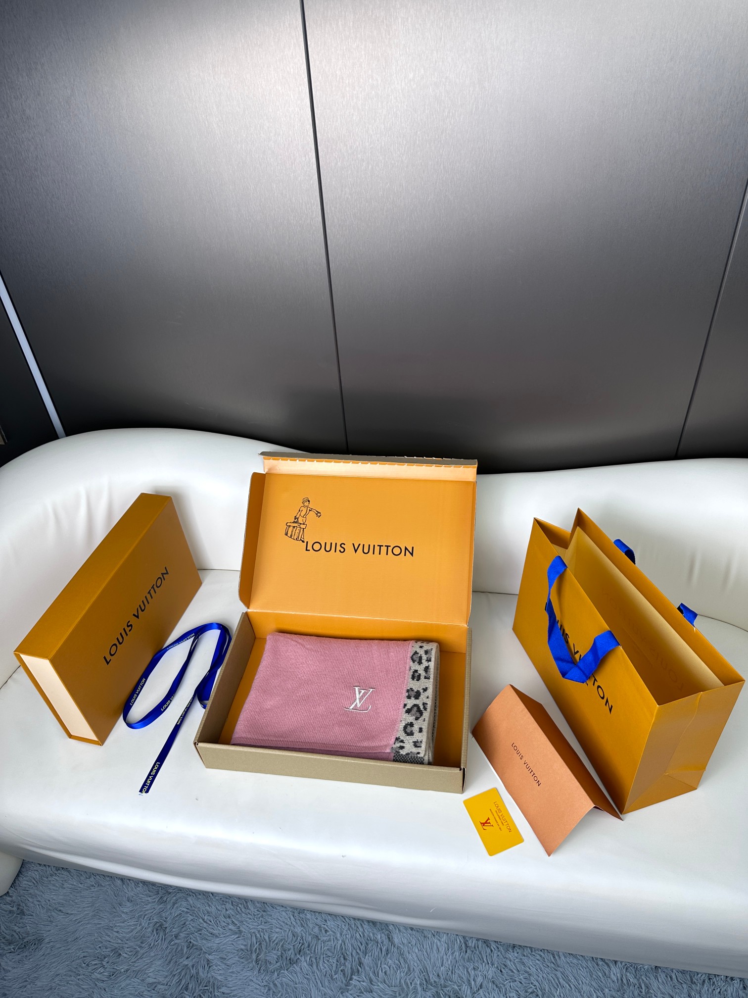 2025年🆕Louis Vuitton 🔜即将又会生火的爆款【驴家豹纹边框羊绒针织披肩】❗️出口美国的订