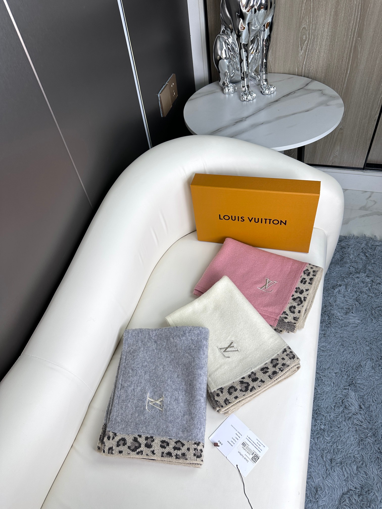 2025年🆕Louis Vuitton 🔜即将又会生火的爆款【驴家豹纹边框羊绒针织披肩】❗️出口美国的订