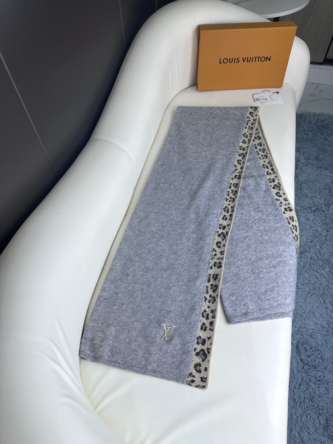 2025年🆕Louis Vuitton 🔜即将又会生火的爆款【驴家豹纹边框羊绒针织披肩】❗️出口美国的订