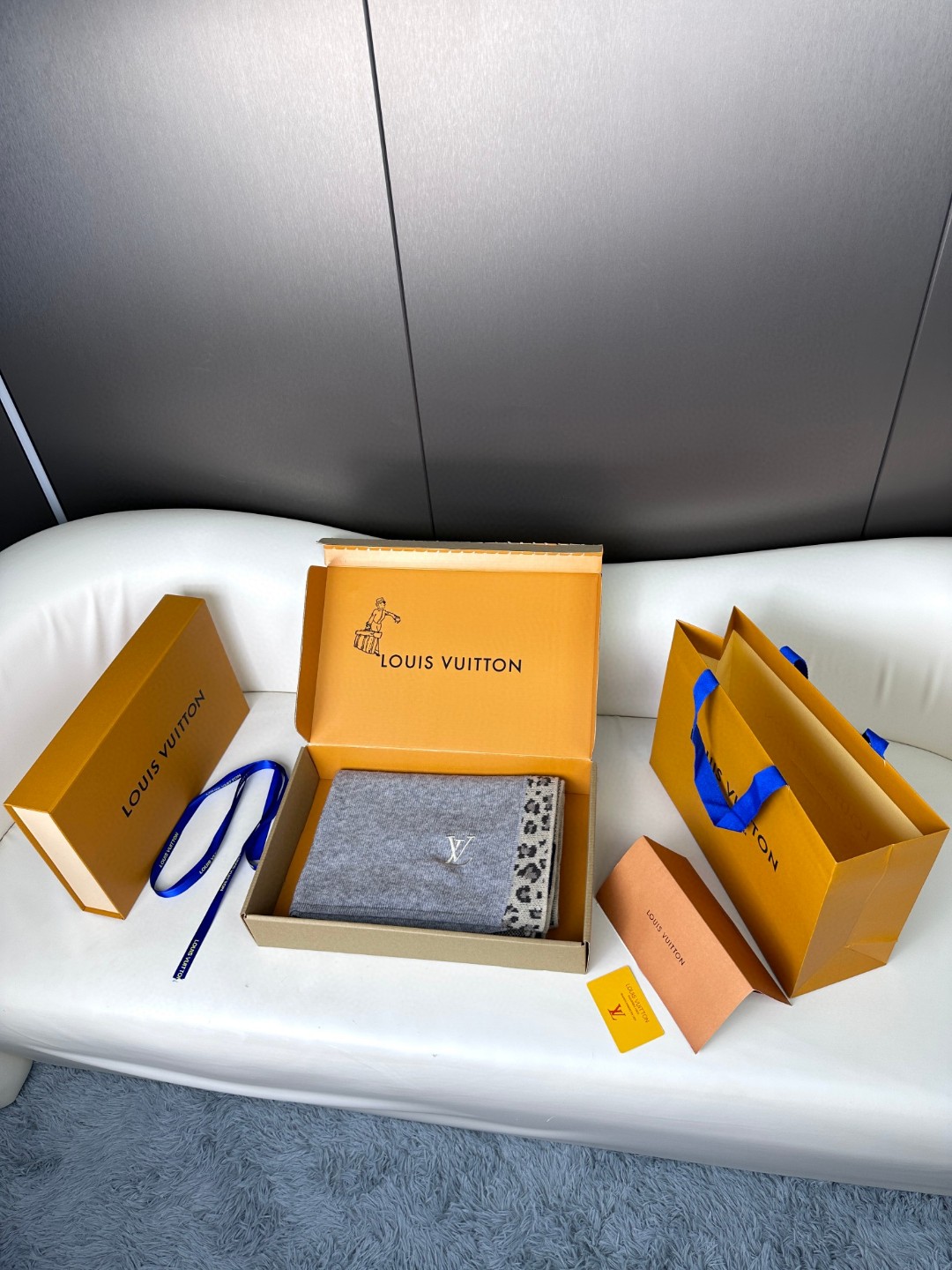 2025年🆕Louis Vuitton 🔜即将又会生火的爆款【驴家豹纹边框羊绒针织披肩】❗️出口美国的订